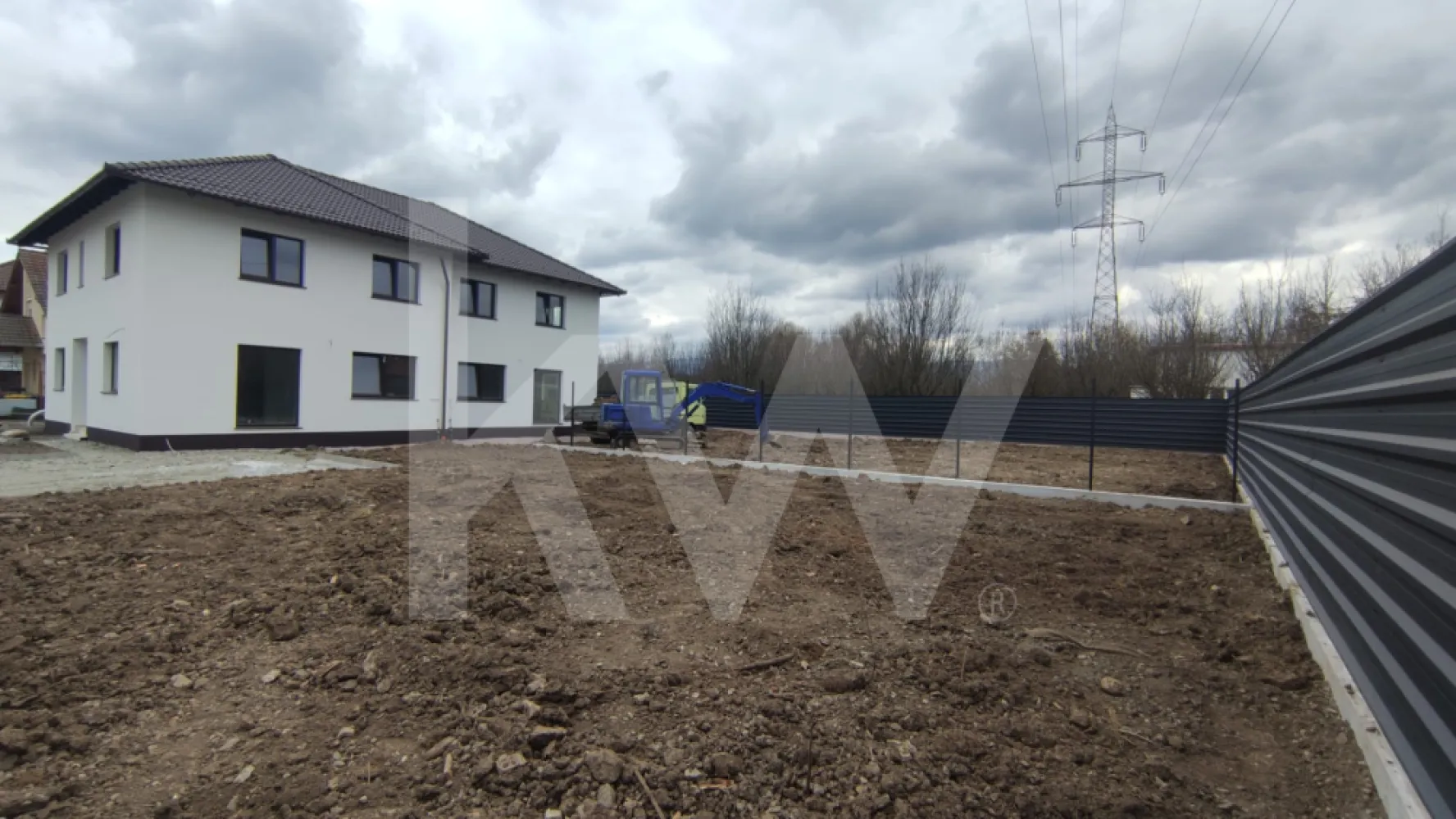 Duplex de vânzare Cartierul Tineretului | Șelimbăr - TVA INCLUS - Proprietate adresată familiilor care caută spațiu, curte generoasă și o construcție nouă într-o zonă rezidențială stabilă, cu acces rapid spre Sibiu.

Caracteristici generale:
Tip: duplex — construcție nouă 2025
Suprafață utilă: 120 mp — regim P+1
Structură: cărămidă
Dormitoare: 4 — dintre care unul matrimonial cu dressing
Băi: 2 — câte una pe fiecare nivel
Încălzire: în pardoseală
Tâmplărie: termopan
Parcări: 2 locuri
Front stradal: 37 m — acces independent pentru fiecare unitate

Stadiu predare: exterior la cheie, interior la alb

Compartimentare:
Parter: living, bucătărie, dormitor, baie, hol
Etaj: dormitor matrimonial cu dressing, 2 dormitoare, baie, hol

Disponibil în două variante:
Unitatea 1 — teren 420 mp — Preț: 245.000 € TVA inclus
Unitatea 2 — teren 550 mp — Preț: 255.000 € TVA inclus

De ce această proprietate:
Construcție nouă finisată, fără lucrări suplimentare la exterior. Interiorul la alb oferă libertate totală de personalizare. Teren generos, rar disponibil în această zonă. Cartier rezidențial liniștit, cu acces rapid spre Sibiu, școli, grădinițe și zone comerciale.
Pentru detalii suplimentare sau programarea unei vizionări, mă puteți contacta.