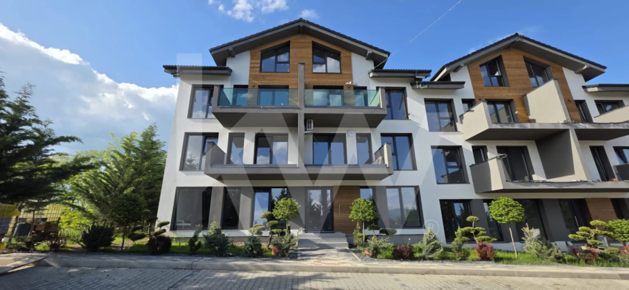 Apartament 3 camere, două băi, terasa 7 mp.-Natura la tine acasă! Cristian-SiBiU - Apartament 3 camere de Vânzare în Cartierul DaVinci – Cristian, Sibiu
 Locație Premium, Priveliște Panoramică, Natură la Tine Acasă

Vă prezentăm un  apartament bine împărțit cu terasa de 7 mp, aflat intr-un imobil deosebit, situat într-o zonă înaltă, retrasă și liniștită a cartierului DaVinci din Cristian – Sibiu. 

Compartimentare: 
Living + bucătărie = 24 mp
Dormitor = 12 mp
Dormitor = 13,6 mp
Baie = 4,5 mp
WC sericiu = 2,5 mp
hol = 4,8 mp
terasa = 7 mp

Complexul  în care se află apartamentul este format din blocuri tip vilă înșiruite, fiecare cu 7 case de scară și câte 7 apartamente – doar două pe etaj și unul la mansardă, asigurând intimitate și confort.

Poziționare excelentă – panoramă unică asupra Mărginimii Sibiului, Munților Făgăraș și localității Cristian.
Mediu natural bogat – vegetație abundentă și aer curat.

Alte tipuri de apartamente disponibile:
2 camere (SU 49,7 mp) + curte 50 mp– ideale pentru cupluri sau investiții; 
3 camere, (SU 61,4 mp) spațiu generos, 2 băi + curte 50 mp



Toate apartamentele sunt decomandate, cu living open-space și bucătărie.
Un loc de parcre inclus. 

Pentru acest apartament de 3 camere si curte - Sistem de plată; 
avans 15% + 85% la CVC =89900 euro
La acest preț se adugă TVA-ul de 21%

Spații exterioare:
Parter – curți private de 50–110 mp;
Etaj – terase generoase de 7 mp.
Stadiu de predare – La alb:
La cerere se poate finisa la cheie. La pretul apartamentului se mai adauga 10000 euro + TVA

Finisaje la cheie: 
Pereți și tavane finisate cu vopsea lavabilă albă;
Gresie și faianță;
Tâmplărie PVC Salamander – 7 camere, 3 foi de sticlă;
Ușă metalică de intrare și uși interioare 
Încălzire în pardoseală cu pompa de căldură aer-apă Hyundai
Obiecte sanitare 
Instalație electrică completă 


Termoizolație exterioară cu polistiren de 20 cm și tencuială decorativă;
Izolație pod cu vată minerală 20 cm + gips-carton;
Loc de parcare inclus (amenajat cu pavaj); loc suplimentar disponibil la 5.000 € + TVA.
Termen de predare august 2026!
OFERTA! In luna aprilie sunt incluse in pret doua locuri de parcare!

Contactează-ne pentru mai multe detalii sau o vizionare!
Hai să locuiești într-un cadru natural, liniștit, dar aproape de Sibiu.

