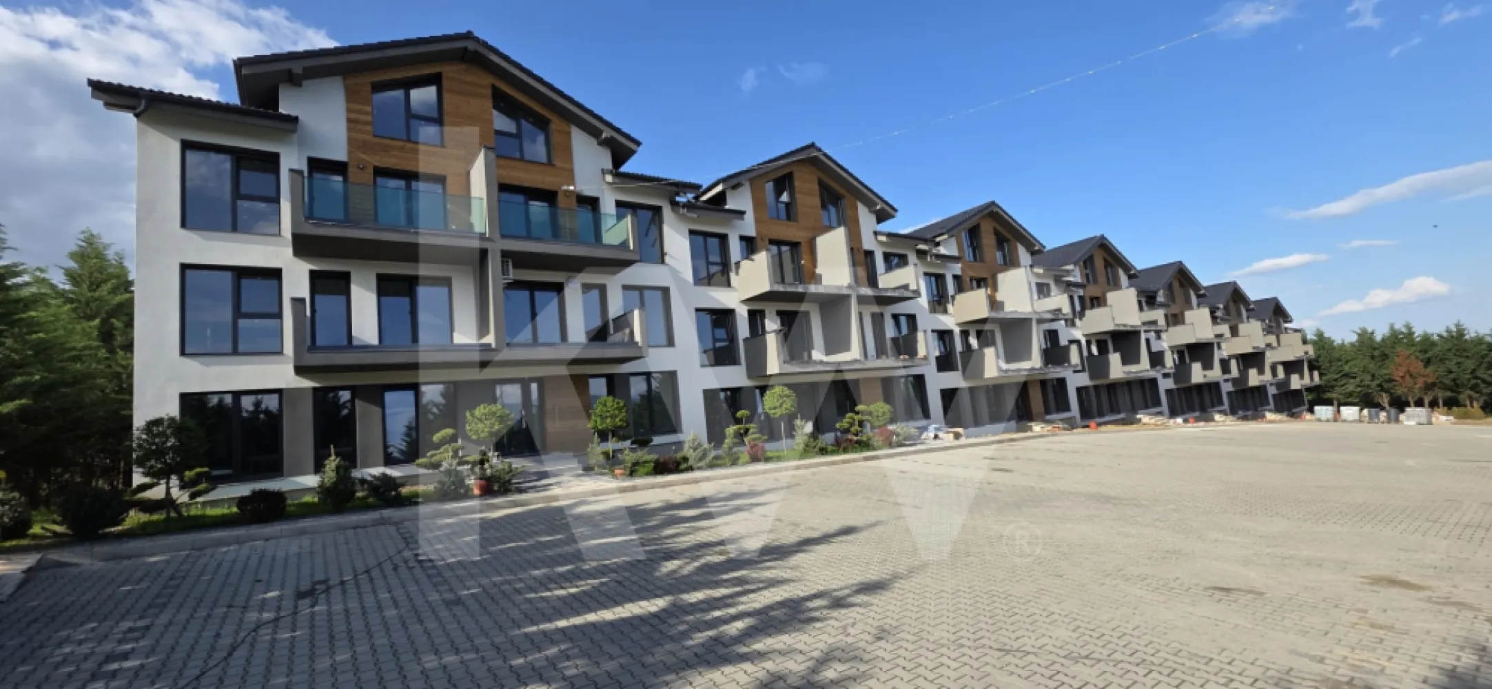 Apartament 3 camere, două băi, terasa 7 mp.-Natura la tine acasă! Cristian-SiBiU - Apartament 3 camere de Vânzare în Cartierul DaVinci – Cristian, Sibiu
 Locație Premium, Priveliște Panoramică, Natură la Tine Acasă

Vă prezentăm un  apartament bine împărțit cu terasa de 7 mp, aflat intr-un imobil deosebit, situat într-o zonă înaltă, retrasă și liniștită a cartierului DaVinci din Cristian – Sibiu. 

Compartimentare: 
Living + bucătărie = 24 mp
Dormitor = 12 mp
Dormitor = 13,6 mp
Baie = 4,5 mp
WC sericiu = 2,5 mp
hol = 4,8 mp
terasa = 7 mp

Complexul  în care se află apartamentul este format din blocuri tip vilă înșiruite, fiecare cu 7 case de scară și câte 7 apartamente – doar două pe etaj și unul la mansardă, asigurând intimitate și confort.

Poziționare excelentă – panoramă unică asupra Mărginimii Sibiului, Munților Făgăraș și localității Cristian.
Mediu natural bogat – vegetație abundentă și aer curat.

Alte tipuri de apartamente disponibile:
2 camere (SU 49,7 mp) + curte 50 mp– ideale pentru cupluri sau investiții; 
3 camere, (SU 61,4 mp) spațiu generos, 2 băi + curte 50 mp



Toate apartamentele sunt decomandate, cu living open-space și bucătărie.
Un loc de parcre inclus. 

Pentru acest apartament de 3 camere si curte - Sistem de plată; 
avans 15% + 85% la CVC =89900 euro
La acest preț se adugă TVA-ul de 21%

Spații exterioare:
Parter – curți private de 50–110 mp;
Etaj – terase generoase de 7 mp.
Stadiu de predare – La alb:
La cerere se poate finisa la cheie. La pretul apartamentului se mai adauga 10000 euro + TVA

Finisaje la cheie: 
Pereți și tavane finisate cu vopsea lavabilă albă;
Gresie și faianță;
Tâmplărie PVC Salamander – 7 camere, 3 foi de sticlă;
Ușă metalică de intrare și uși interioare 
Încălzire în pardoseală cu pompa de căldură aer-apă Hyundai
Obiecte sanitare 
Instalație electrică completă 


Termoizolație exterioară cu polistiren de 20 cm și tencuială decorativă;
Izolație pod cu vată minerală 20 cm + gips-carton;
Loc de parcare inclus (amenajat cu pavaj); loc suplimentar disponibil la 5.000 € + TVA.
Termen de predare august 2026!
OFERTA! In luna aprilie sunt incluse in pret doua locuri de parcare!

Contactează-ne pentru mai multe detalii sau o vizionare!
Hai să locuiești într-un cadru natural, liniștit, dar aproape de Sibiu.

