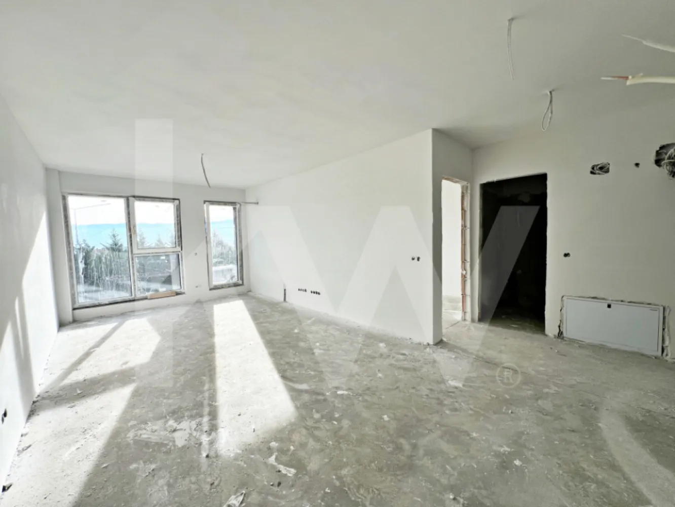 Apartament 3 camere, două băi, terasa 7 mp.-Natura la tine acasă! Cristian-SiBiU - Apartament 3 camere de Vânzare în Cartierul DaVinci – Cristian, Sibiu
 Locație Premium, Priveliște Panoramică, Natură la Tine Acasă

Vă prezentăm un  apartament bine împărțit cu terasa de 7 mp, aflat intr-un imobil deosebit, situat într-o zonă înaltă, retrasă și liniștită a cartierului DaVinci din Cristian – Sibiu. 

Compartimentare: 
Living + bucătărie = 24 mp
Dormitor = 12 mp
Dormitor = 13,6 mp
Baie = 4,5 mp
WC sericiu = 2,5 mp
hol = 4,8 mp
terasa = 7 mp

Complexul  în care se află apartamentul este format din blocuri tip vilă înșiruite, fiecare cu 7 case de scară și câte 7 apartamente – doar două pe etaj și unul la mansardă, asigurând intimitate și confort.

Poziționare excelentă – panoramă unică asupra Mărginimii Sibiului, Munților Făgăraș și localității Cristian.
Mediu natural bogat – vegetație abundentă și aer curat.

Alte tipuri de apartamente disponibile:
2 camere (SU 49,7 mp) + curte 50 mp– ideale pentru cupluri sau investiții; 
3 camere, (SU 61,4 mp) spațiu generos, 2 băi + curte 50 mp



Toate apartamentele sunt decomandate, cu living open-space și bucătărie.
Un loc de parcre inclus. 

Pentru acest apartament de 3 camere si curte - Sistem de plată; 
avans 15% + 85% la CVC =89900 euro
La acest preț se adugă TVA-ul de 21%

Spații exterioare:
Parter – curți private de 50–110 mp;
Etaj – terase generoase de 7 mp.
Stadiu de predare – La alb:
La cerere se poate finisa la cheie. La pretul apartamentului se mai adauga 10000 euro + TVA

Finisaje la cheie: 
Pereți și tavane finisate cu vopsea lavabilă albă;
Gresie și faianță;
Tâmplărie PVC Salamander – 7 camere, 3 foi de sticlă;
Ușă metalică de intrare și uși interioare 
Încălzire în pardoseală cu pompa de căldură aer-apă Hyundai
Obiecte sanitare 
Instalație electrică completă 


Termoizolație exterioară cu polistiren de 20 cm și tencuială decorativă;
Izolație pod cu vată minerală 20 cm + gips-carton;
Loc de parcare inclus (amenajat cu pavaj); loc suplimentar disponibil la 5.000 € + TVA.
Termen de predare august 2026!
OFERTA! In luna aprilie sunt incluse in pret doua locuri de parcare!

Contactează-ne pentru mai multe detalii sau o vizionare!
Hai să locuiești într-un cadru natural, liniștit, dar aproape de Sibiu.

