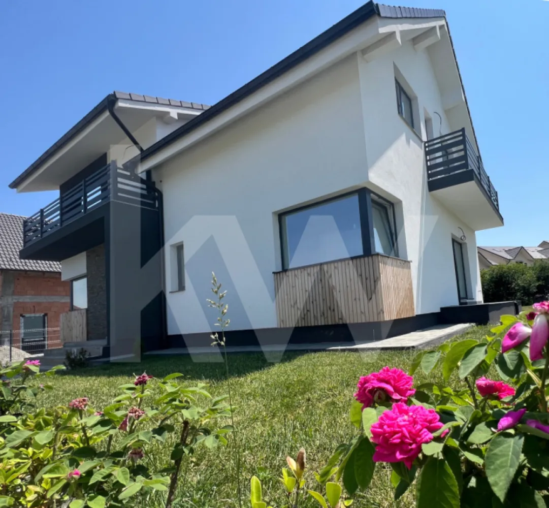 Casă de Vânzare în Cristian, Sibiu - 4 Camere, 2 Terase, Teren 486 - Te invităm să descoperi o casă deosebită, perfectă pentru tine și familia ta!

Situată într-o zonă liniștită din Cristian, aproape de Sibiu, această locuință individuală îmbină confortul modern cu un spațiu generos, ideal pentru relaxare și intimitate.

De ce să alegi această casă?

Teren generos de 434 mp – perfect pentru grădină, loc de joacă sau zonă de relaxare.

Suprafață utilă de 147 mp – spațiu optim pentru o viață confortabilă.

4 camere luminoase = un living spațios, 3 dormitoare + un birou.

2 terase mari – una de 28 mp la parter și alta de 16.41 mp la etaj, ideale pentru momente de relaxare în aer liber.

Încălzire în pardoseală – confort sporit în fiecare sezon.

3 băi moderne – pentru un stil de viață practic și confortabil.

Dressing – un plus pentru organizarea eficientă a locuinței.

Finisată la ALB – interioare luminoase, gata pentru personalizare.

Distribuție inteligentă:

Parter:
Hol primitor
Living deschis cu bucătărie spațioasă
Cămară practică
Birou sau cameră pentru hobby-uri
Spațiu tehnic
Terasă mare de 28 mp
Etaj:
Hol de acces
3 dormitoare bine compartimentate
2 băi moderne
Dressing generos
Balcon de 5.30 mp
Terasă suplimentară de 16.41 mp
Avantaje adiționale:

Zonă liniștită și ferită de trafic intens – pentru relaxare totală.
Acces rapid către Sibiu – via drumuri complet amenajate (beton și asfalt).
Curte liberă spațioasă – perfectă pentru petrecerea timpului în aer liber.
Stadiul de predare:

Interior: Finisat la ALB – pregătit pentru personalizarea ta.
Exterior: Predat la cheie – gata să te bucuri de un design modern.
Termen: Locuința este în curs de întabulare.
Locație ideală – Cristian, Sibiu

Această casă este amplasată într-o zonă rezidențială de case, oferind liniște și confort. Accesul către Sibiu este rapid și facil, iar drumurile sunt complet amenajate.

Preț: 245 000 euro

Contactează-ne pentru detalii suplimentare și programări pentru vizionare!

Visează, planifică și mută-te într-un cămin perfect pentru tine!

