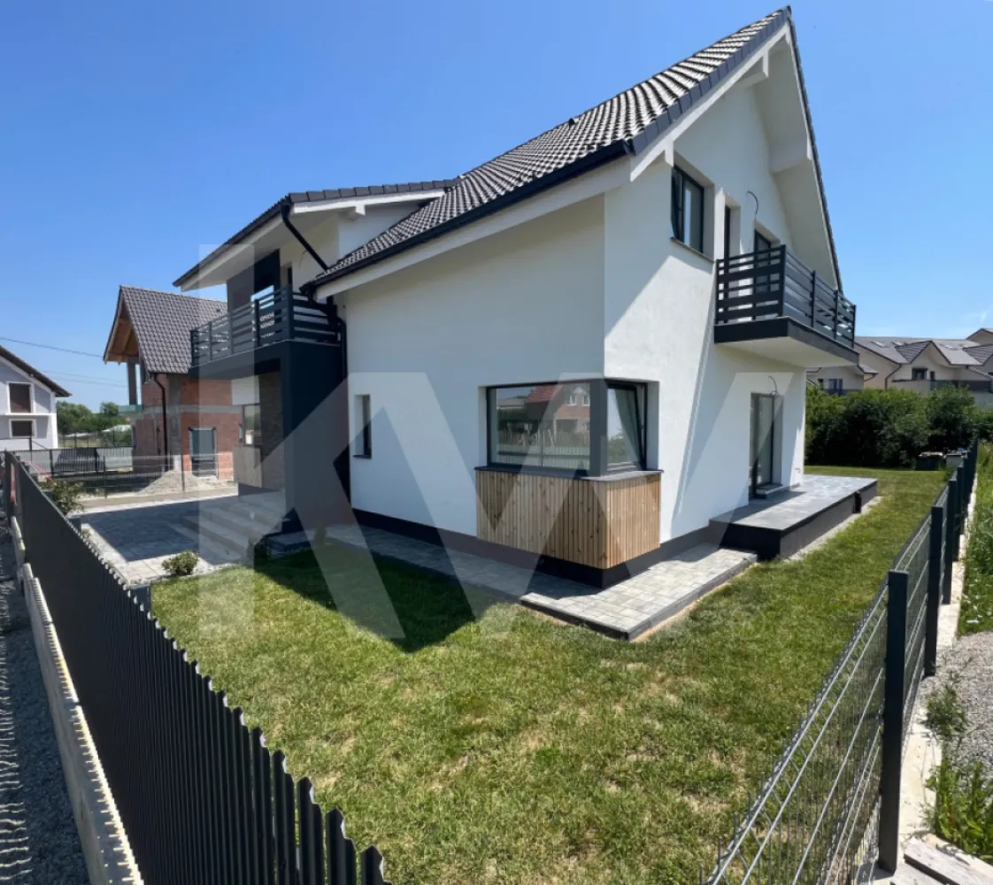 Casă de Vânzare în Cristian, Sibiu - 4 Camere, 2 Terase, Teren 486 - Te invităm să descoperi o casă deosebită, perfectă pentru tine și familia ta!

Situată într-o zonă liniștită din Cristian, aproape de Sibiu, această locuință individuală îmbină confortul modern cu un spațiu generos, ideal pentru relaxare și intimitate.

De ce să alegi această casă?

Teren generos de 434 mp – perfect pentru grădină, loc de joacă sau zonă de relaxare.

Suprafață utilă de 147 mp – spațiu optim pentru o viață confortabilă.

4 camere luminoase = un living spațios, 3 dormitoare + un birou.

2 terase mari – una de 28 mp la parter și alta de 16.41 mp la etaj, ideale pentru momente de relaxare în aer liber.

Încălzire în pardoseală – confort sporit în fiecare sezon.

3 băi moderne – pentru un stil de viață practic și confortabil.

Dressing – un plus pentru organizarea eficientă a locuinței.

Finisată la ALB – interioare luminoase, gata pentru personalizare.

Distribuție inteligentă:

Parter:
Hol primitor
Living deschis cu bucătărie spațioasă
Cămară practică
Birou sau cameră pentru hobby-uri
Spațiu tehnic
Terasă mare de 28 mp
Etaj:
Hol de acces
3 dormitoare bine compartimentate
2 băi moderne
Dressing generos
Balcon de 5.30 mp
Terasă suplimentară de 16.41 mp
Avantaje adiționale:

Zonă liniștită și ferită de trafic intens – pentru relaxare totală.
Acces rapid către Sibiu – via drumuri complet amenajate (beton și asfalt).
Curte liberă spațioasă – perfectă pentru petrecerea timpului în aer liber.
Stadiul de predare:

Interior: Finisat la ALB – pregătit pentru personalizarea ta.
Exterior: Predat la cheie – gata să te bucuri de un design modern.
Termen: Locuința este în curs de întabulare.
Locație ideală – Cristian, Sibiu

Această casă este amplasată într-o zonă rezidențială de case, oferind liniște și confort. Accesul către Sibiu este rapid și facil, iar drumurile sunt complet amenajate.

Preț: 245 000 euro

Contactează-ne pentru detalii suplimentare și programări pentru vizionare!

Visează, planifică și mută-te într-un cămin perfect pentru tine!

