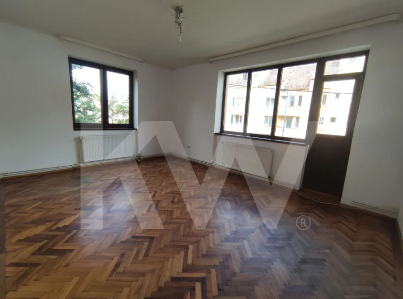 Spațiu generos de închiriat | pretabil pentru birouri | G. Magheru | Sibiu - Str. General Magheru, Sibiu | Etaj 1, 110 mp | 600 €/lună + garanție 

Acest apartament de 3 camere decomandate, aflat la etajul 1 al unei clădiri bine întreținute, este ideal pentru firme care caută: 
- spațiu amplu și luminos; 
- compartimentare eficientă: 3 camere + baie + bucătărie mobilată, balcon; 
- acces facil către centru și principalele artere ale orașului. 
- Suprafață utilă: 110 mp;
- Etaj 1 – ușor accesibil pentru clienți și angajați; 
- Se închiriază nemobilat (cu bucătăria utilată). 

Pentru mai multe detalii sau programare vizionare, lasă-mi mesaj sau sună direct.