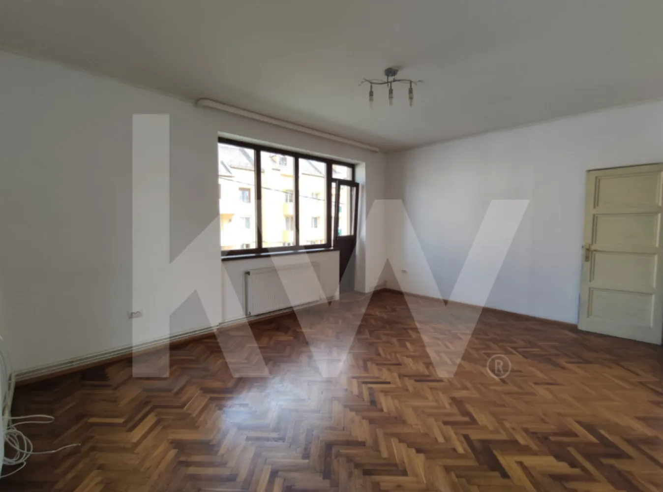 Spațiu generos de închiriat | pretabil pentru birouri | G. Magheru | Sibiu - Str. General Magheru, Sibiu | Etaj 1, 110 mp | 600 €/lună + garanție 

Acest apartament de 3 camere decomandate, aflat la etajul 1 al unei clădiri bine întreținute, este ideal pentru firme care caută: 
- spațiu amplu și luminos; 
- compartimentare eficientă: 3 camere + baie + bucătărie mobilată, balcon; 
- acces facil către centru și principalele artere ale orașului. 
- Suprafață utilă: 110 mp;
- Etaj 1 – ușor accesibil pentru clienți și angajați; 
- Se închiriază nemobilat (cu bucătăria utilată). 

Pentru mai multe detalii sau programare vizionare, lasă-mi mesaj sau sună direct.