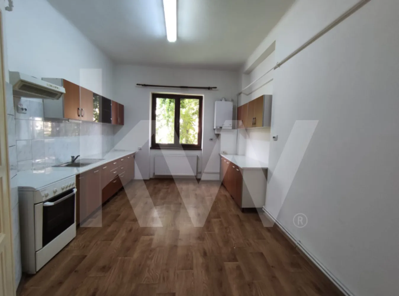 Spațiu generos de închiriat | pretabil pentru birouri | G. Magheru | Sibiu - Str. General Magheru, Sibiu | Etaj 1, 110 mp | 600 €/lună + garanție 

Acest apartament de 3 camere decomandate, aflat la etajul 1 al unei clădiri bine întreținute, este ideal pentru firme care caută: 
- spațiu amplu și luminos; 
- compartimentare eficientă: 3 camere + baie + bucătărie mobilată, balcon; 
- acces facil către centru și principalele artere ale orașului. 
- Suprafață utilă: 110 mp;
- Etaj 1 – ușor accesibil pentru clienți și angajați; 
- Se închiriază nemobilat (cu bucătăria utilată). 

Pentru mai multe detalii sau programare vizionare, lasă-mi mesaj sau sună direct.