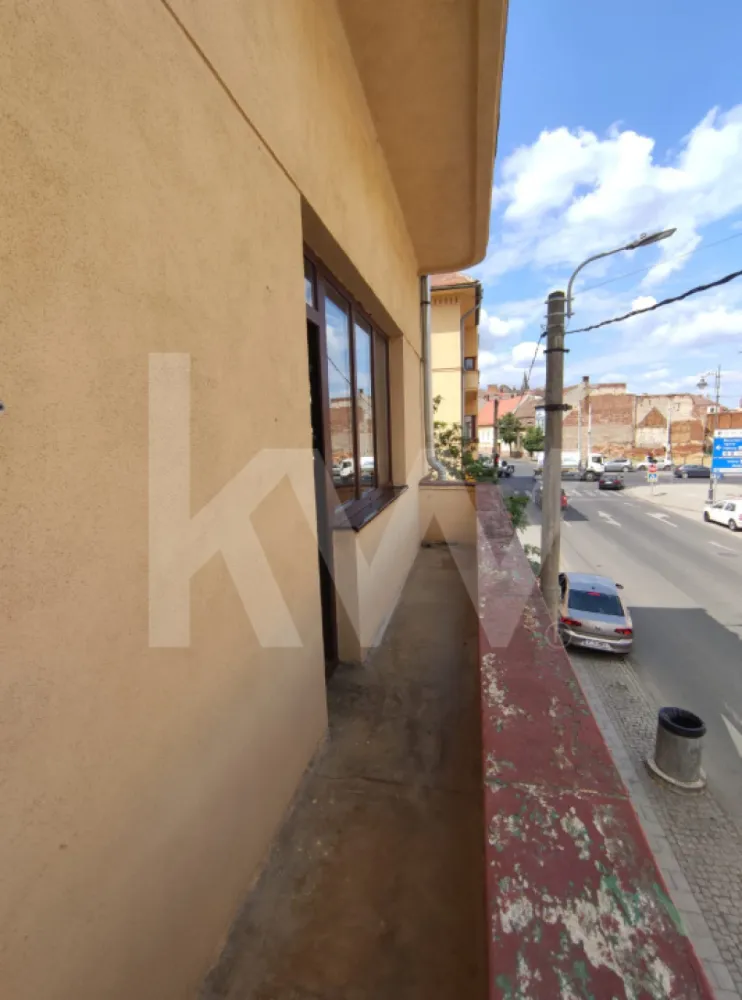 Spațiu generos de închiriat | pretabil pentru birouri | G. Magheru | Sibiu - Str. General Magheru, Sibiu | Etaj 1, 110 mp | 600 €/lună + garanție 

Acest apartament de 3 camere decomandate, aflat la etajul 1 al unei clădiri bine întreținute, este ideal pentru firme care caută: 
- spațiu amplu și luminos; 
- compartimentare eficientă: 3 camere + baie + bucătărie mobilată, balcon; 
- acces facil către centru și principalele artere ale orașului. 
- Suprafață utilă: 110 mp;
- Etaj 1 – ușor accesibil pentru clienți și angajați; 
- Se închiriază nemobilat (cu bucătăria utilată). 

Pentru mai multe detalii sau programare vizionare, lasă-mi mesaj sau sună direct.