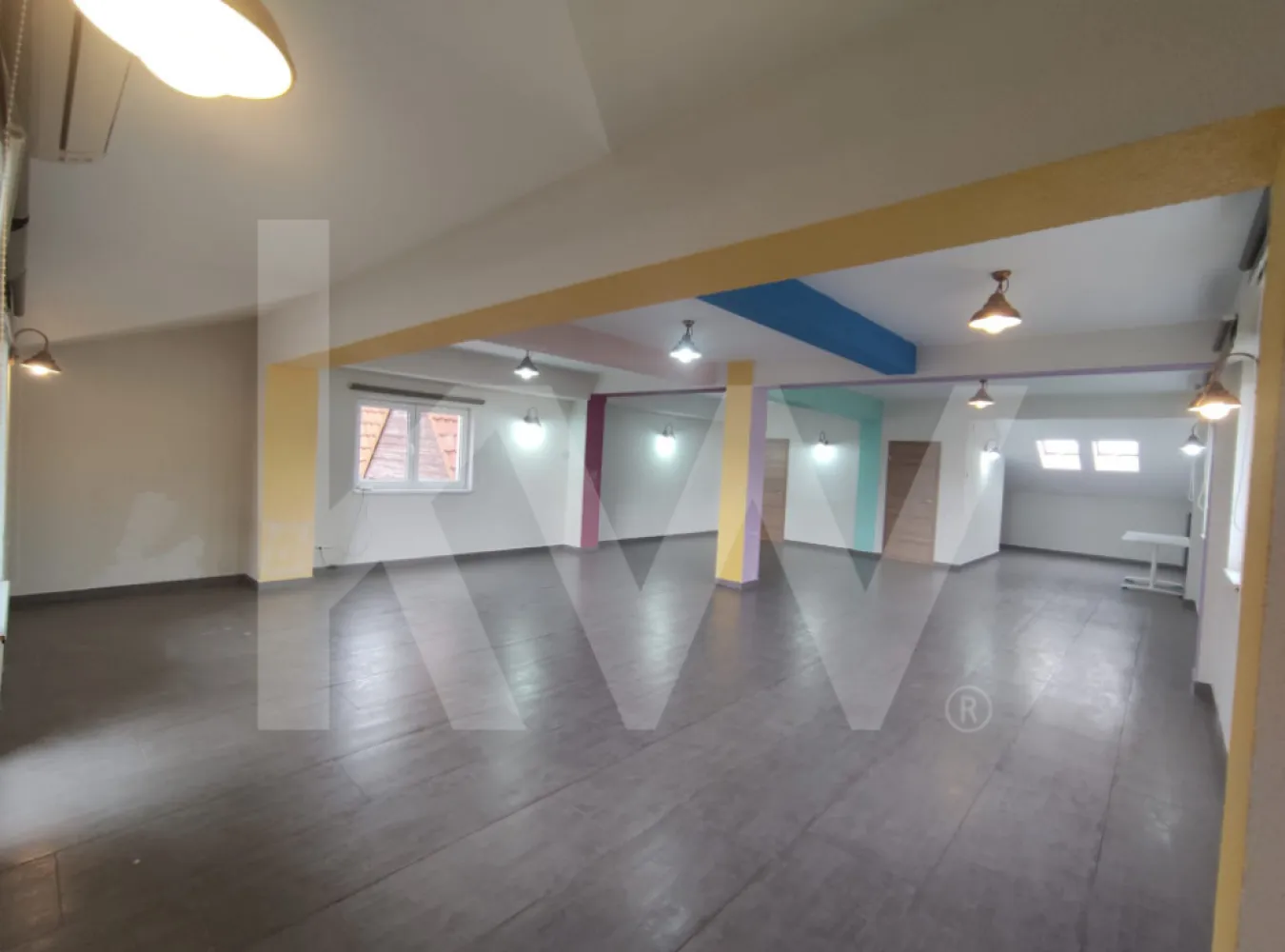 Spațiu de închiriat 80 mp utili pretabil pentru diverse activități - Vă propunem spre închiriere un spațiu comercial situat în cartierul Gușterița.

Acesta este situat la etajul doi a unui imobil și beneficiază de curte și locuri de parcare multiple.
Are o suprafață de 80 mp utili + 16 mp de terasă, și este format dintr-o încăpere mare, tip open space, și o baie.
Beneficiază de încălzire în pardoseală, aer condiționat, imobilul este izolat. 

Spațiul este pretabil pentru firme mici, sală de dansuri, pilates, aerobic, yoga, call center etc. 

Preț: 500 euro+TVA/lună + 2 garanții. 

Disponibil imediat.

Dacă prezintă interes și doriți informații adiționale, nu exitati să ne contactați!