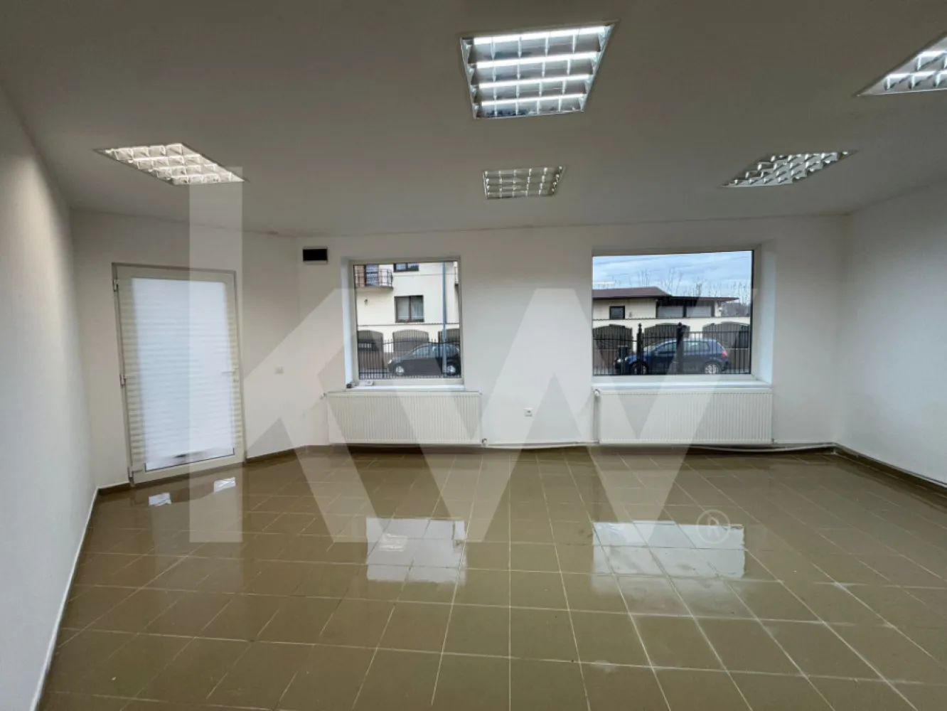 Spațiu comercial de închiriat | 30 mp | Cartierul Tineretului, Sibiu - Vă propunem spre închiriere un spațiu comercial situat în cartierul tineretului, într-o zonă foarte liniștită - zona cartierul tineretului.

Acesta este situat la parterul unei case și beneficiază de curte. 
Are o suprafață de 30 mp utili, și este format dintr-o încăpere mare, tip open space, și o baie.
Se dorește contract de închiriere pe termen lung.

Dacă prezintă interes și doriți informații adiționale, nu exitati să ne contactați!

Notă: În imediata vecinătate, în aceeași clădire, este disponibil un al doilea spațiu comercial de 62,8 mp, la prețul de 500€ / lună. Prin demolarea peretelui despărțitor, cele două spații pot fi unite, rezultând un spațiu total de 92,8 mp disponibil unui singur chiriaș.