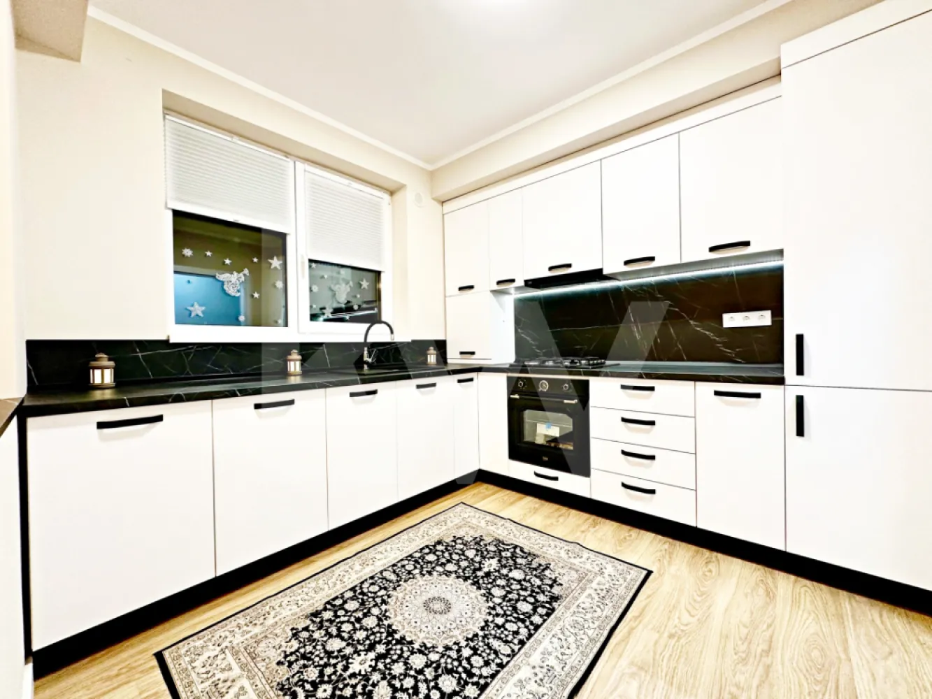 Apart. NOU mobilat și utilat cu 2 cam., balcon și parcare SB-Cristian - De vânzare – Apartament modern cu 2 camere, decomandat, balcon și parcare

Cartier DaVinci – Cristian

Preț: 116.900 €

Apartament intabulat • Se acceptă credit • Gata de locuit

Apartament ideal pentru locuit sau investiție

Vă propun spre vânzare un apartament cu 2 camere, decomandat, situat în ansamblul rezidențial DaVinci, la intrarea în localitatea Cristian — una dintre cele mai căutate zone pentru cei care își doresc liniște, acces rapid către oraș și un mediu modern, cu spații verzi generoase.

Datorită poziționării excelente, apartamentul este potrivit atât pentru locuit, cât și pentru închiriere, fiind la doar câteva minute de Zona Industrială Vest. Începând cu anul 2025, zona va beneficia și de transport public Tursib, ceea ce crește valoarea investiției.

Caracteristici principale

Suprafață utilă: 52,6 mp
Balcon: 7,37 mp
Loc de parcare: inclus în preț
Etaj: Parter
Compartimentare: Decomandat
Mod de predare

La cheie pe interior:

– pereți finisați și zugrăviți

– parchet, gresie, faianță

– uși interioare

– obiecte sanitare

– prize și întrerupătoare

La cheie pe exterior – mobilat și utilat, exact ca în poze (exceptând dormitorul)

Imobilul este finalizat, intabulat, cu contoare funcționale, gata pentru mutare imediată. În vilă locuiesc deja alte familii.

Dotări și finisaje

Încălzire în pardoseală
Izolație cu vată bazaltică
Jaluzele exterioare electrice
Balcon complet finisat
Clădire cu arhitectură modernă
Vila cu doar 12 apartamente
Casa scării predată la cheie
Indici urbanistici unici în România:

– Procent de ocupare a terenului: 25%

– Spații verzi: 45%

– Aliniament de brazi de-a lungul străzilor

Locație excelentă

4 minute de Zona Industrială Vest
4 minute de Metro
2 minute de Aeroportul Internațional Sibiu
15 minute de centrul istoric al Sibiului
Priveliște superbă către munți
Un cartier modern și liniștit, perfect pentru cei care își doresc un stil de viață echilibrat.
Avantaje

Apartament decomandat, luminos și eficient compartimentat
Perfect pentru locuit sau pentru investiție
Zonă în dezvoltare cu potențial mare
Parcare inclusă
Ansamblu premium, cu mult spațiu verde
Mobilat și utilat (mai puțin dormitorul)
Dacă sunteți în căutarea unui apartament modern, bine poziționat și gata de locuit, aceasta este o oportunitate excelentă!

Contactați-mă pentru detalii suplimentare sau programarea unei vizionări!
