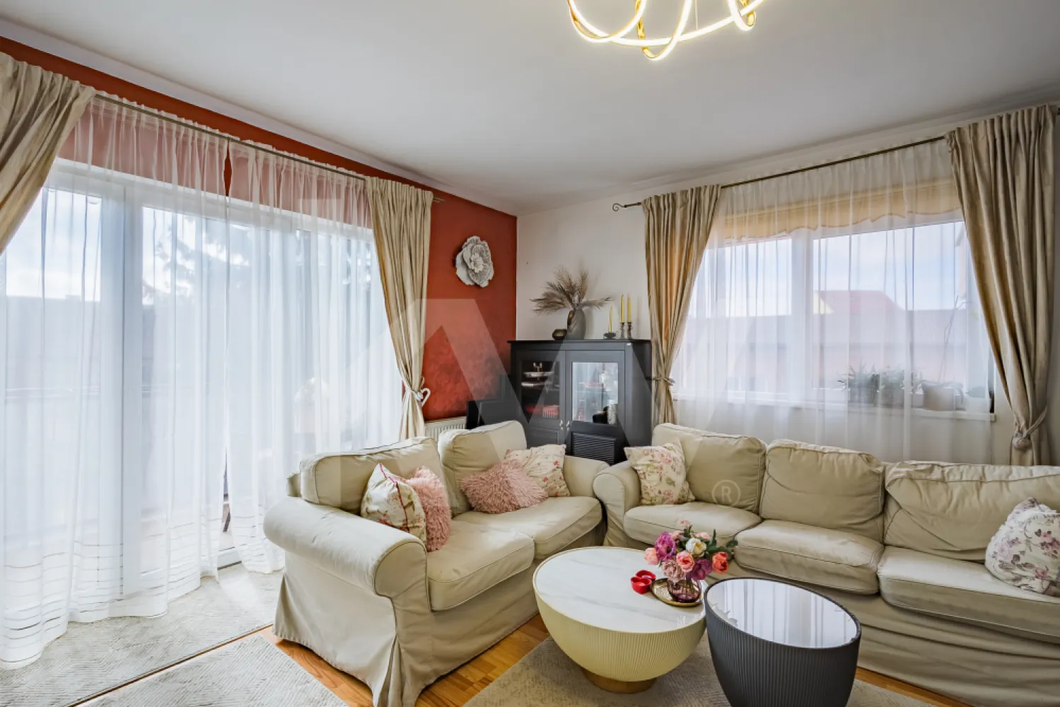 Apartament 3 camere - Etaj 1 - str. Lupeni - mobilat si utilat - Descoperiți confortul și eleganța unui apartament deosebit, situat într-o zonă centrală din Sibiu, pe strada Lupeni nr. 5, perfect pentru familii sau tineri profesioniști care doresc să combine stilul de viață modern cu un ambient liniștitor. 
Acest apartament cu 3 camere, de 88 mp utili (94 mp total), oferă un spațiu generos și bine compartimentat, ideal pentru a transforma fiecare zi într-o experiență plăcută. 
Construirea de calitate din 2007 și structura solidă din beton garantează durabilitate și confort, în timp ce etajul 1 asigură accesibilitate și o priveliște plăcută.

În interior, veți găsi două dormitoare luminoase, un living primitor și o bucătărie funcțională, toate fiind parte a unei compartimentări decomandate ce oferă intimitate și comoditate. Balconul de 6 mp este locul perfect pentru a savura cafelele de dimineață sau pentru a vă relaxa la apus. Apartamentul mai dispune de o baie modernă și un loc de parcare, adăugând un plus de confort și praticitate traiului dumneavoastră. 
În grădina din spatele blocului în suprafață de 15 mp, aveți și posibilitatea de a vă bucura de spații exterioare, ideale pentru relaxare sau grătar cu prietenii sau cu familia.

Accesati prezentarea video pentru a simți într-adevăr acest apartament.

Apartamentul se predă cu mobila bucatarie(inclusiv insula) dar fara masa si scaune, masina spalat vase, plita, cuptor, hota, mobila sufragerie (inclusiv comoda wenge), dulap dressing dormitor mic, dulap camera mare, birou camera mare, comoda camera mare, cuier hol, dulap hol cu 2 usi glisante, mobilier baie (fara masina de spalat).

Nu ratați ocazia de a deveni proprietar al acestui apartament deosebit, care îmbină toate cerințele unei vieți confortabile și moderne.
Contactați-ne acum pentru a programa o vizionare și transformați-vă visul în realitate.