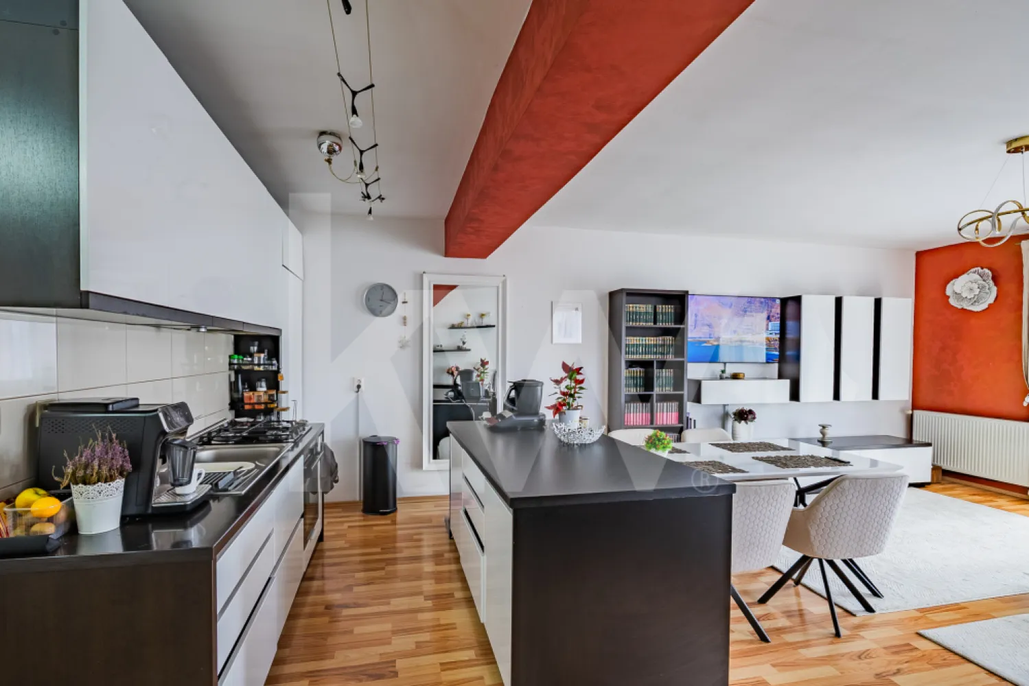 Apartament 3 camere - Etaj 1 - str. Lupeni - mobilat si utilat - Descoperiți confortul și eleganța unui apartament deosebit, situat într-o zonă centrală din Sibiu, pe strada Lupeni nr. 5, perfect pentru familii sau tineri profesioniști care doresc să combine stilul de viață modern cu un ambient liniștitor. 
Acest apartament cu 3 camere, de 88 mp utili (94 mp total), oferă un spațiu generos și bine compartimentat, ideal pentru a transforma fiecare zi într-o experiență plăcută. 
Construirea de calitate din 2007 și structura solidă din beton garantează durabilitate și confort, în timp ce etajul 1 asigură accesibilitate și o priveliște plăcută.

În interior, veți găsi două dormitoare luminoase, un living primitor și o bucătărie funcțională, toate fiind parte a unei compartimentări decomandate ce oferă intimitate și comoditate. Balconul de 6 mp este locul perfect pentru a savura cafelele de dimineață sau pentru a vă relaxa la apus. Apartamentul mai dispune de o baie modernă și un loc de parcare, adăugând un plus de confort și praticitate traiului dumneavoastră. 
În grădina din spatele blocului în suprafață de 15 mp, aveți și posibilitatea de a vă bucura de spații exterioare, ideale pentru relaxare sau grătar cu prietenii sau cu familia.

Accesati prezentarea video pentru a simți într-adevăr acest apartament.

Apartamentul se predă cu mobila bucatarie(inclusiv insula) dar fara masa si scaune, masina spalat vase, plita, cuptor, hota, mobila sufragerie (inclusiv comoda wenge), dulap dressing dormitor mic, dulap camera mare, birou camera mare, comoda camera mare, cuier hol, dulap hol cu 2 usi glisante, mobilier baie (fara masina de spalat).

Nu ratați ocazia de a deveni proprietar al acestui apartament deosebit, care îmbină toate cerințele unei vieți confortabile și moderne.
Contactați-ne acum pentru a programa o vizionare și transformați-vă visul în realitate.