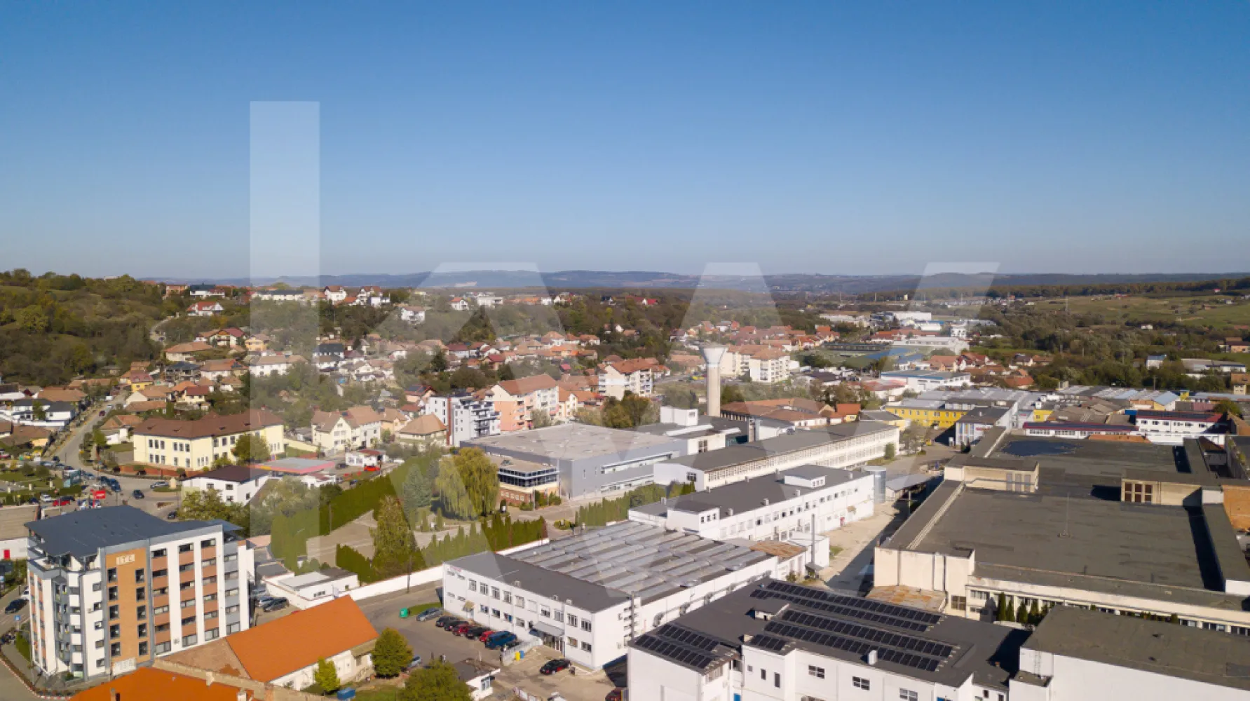 Complex Industrial de Vânzare – Zonă Industrială, Cisnădie, Sibiu -  Preț de vânzare: 1.730.000 EUR + TVA
 Suprafață teren: 5.457 mp
 Suprafață construită: 4.080 mp
 Utilități complete: Apă, canalizare, electricitate trifazată, gaz metan

Detalii Proprietate:
Acest complex industrial este amplasat strategic în Cisnădie, la doar 10 km de Sibiu. Include hale de producție, spații de birouri și depozitare, potrivite pentru diverse activități industriale și logistice. Zona beneficiază de acces rapid la autostrada A1 și o infrastructură de transport bine dezvoltată, facilitând mobilitatea personalului și accesul la resurse.

Caracteristici Clădiri:

Hala principală - 3.304 mp, compartimentată pentru activități industriale, cu rampe și uși mari de acces.
Clădire secundară - 317 mp, dotată cu birouri, vestiare, grupuri sanitare.
Clădire depozitare - 117 mp, utilizată ca spațiu de depozitare.
Copertină - 322 mp, structură metalică pentru depozitare.
Avantaje: 
 Acces rapid către Sibiu și autostradă
 Potențial de modernizare și extindere a facilităților
 Amplasare într-o zonă industrială dezvoltată
