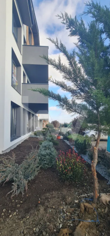 Apartament 2 camere + curte 50 mp - Natura la tine acasă! Cristian-SiBiU - Apartament 2 camere de Vânzare în Cartierul DaVinci – Cristian, Sibiu
Curte, Locație Premium, Priveliște Panoramică, Natură la Tine Acasă

Vă prezentăm un  apartament bine compartimentat, aflat intr-un imobil deosebit, situat într-o zonă înaltă, retrasă și liniștită a cartierului DaVinci din Cristian – Sibiu. 
Living + bucătărie = 30 mp
Dormitor = 13 mp
Baie = 4,5 mp
hol = 2,2 mp
Curte 50 mp

Complexul  în care se află apartamentul este format din blocuri tip vilă înșiruite, fiecare cu 7 case de scară și câte 7 apartamente – doar două pe etaj și unul la mansardă, asigurând intimitate și confort.

Poziționare excelentă – panoramă unică asupra Mărginimii Sibiului, Munților Făgăraș și localității Cristian.
Mediu natural bogat – vegetație abundentă și aer curat.

Sistem de plată; 
avans 15% + 85% la CVC = 89900 euro
La acest preț se adugă TVA-ul 

Alte tipuri de apartamente disponibile cu predarea finisaj la alb
3 camere, (SU 61,4 mp) spațiu generos, 2 băi + terasă 7 mp = 89 900 euro + TVA
3 camere, (SU 61,4 mp) spațiu generos, 2 băi + curte 50 mp - parter = 99 900 euro + TVA
ideale pentru cupluri sau investiții; 
PENTRU FINISAJ LA CHEIE SE MAI ADAUGA 10000 EURO + TVA

Toate apartamentele sunt decomandate, cu living open-space și bucătărie.
Un loc de parcare inclus în preț

Spații exterioare:
Parter – curți private de 50–110 mp;
Etaj – terase generoase de 7 mp.
Stadiu de predare – La alb 

Buget finisaje la cheie: 
Pereți și tavane finisate cu vopsea lavabilă albă;
Gresie și faianță – buget 60 lei/mp;
Tâmplărie PVC Salamander – 7 camere, 3 foi de sticlă;
Ușă metalică de intrare și uși interioare – buget 1.250 lei/ușă;
Încălzire în pardoseală cu pompa de căldură aer-apă;
Obiecte sanitare incluse – buget 2.500 lei/baie;
Instalație electrică completă – buget 15 lei/priză;
Termoizolație exterioară cu polistiren de 20 cm și tencuială decorativă;
Izolație pod cu vată minerală 20 cm + gips-carton;
Loc de parcare inclus (amenajat cu pavaj); loc suplimentar disponibil la 5.000 € + TVA.
Termen de predare august 2026!

OFERTA! in luna aprilie 2026 se ofera doua locuri de parcare incluse in pret!!!!

Contactează-ne pentru mai multe detalii sau o vizionare!
Fă-ți casa într-un cadru natural, liniștit, dar aproape de Sibiu.

