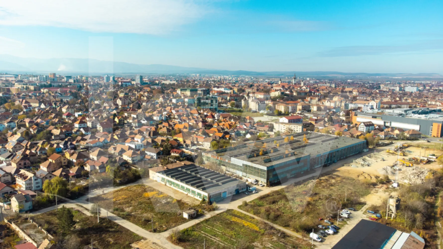 Teren pentru Dezvoltare Rezidențial-Comercială – Zonă Trei Stejari, Sibiu -  Preț de vânzare: 1.402.920 EUR + TVA
 Suprafață teren: 5.196 mp
 Regim de înălțime : D+P+3E+Er (Demisol, Parter, 3 Etaje și Etaj Retras) 
 POT: 70%
 CUT: 1,6
PUZ în curs de aprobare.

Detalii Teren:
Acest teren pentru dezvoltare mixtă este amplasat strategic în cartierul Trei Stejari din Sibiu, pe fosta platformă industrială Simerom. Este ideal pentru proiecte rezidențial-comerciale, oferind multiple opțiuni pentru locuințe și spații comerciale la parter. Zona beneficiază de acces facil la transportul public, centre comerciale, spitale și instituții educaționale, făcând-o atractivă atât pentru investitori, cât și pentru viitorii locatari.

Avantaje:
 Proximitate față de Promenada Mall, spitale și școli
 Acces facil la rețeaua de transport public și centrul vechi al orașului
 Flexibilitate în utilizare pentru dezvoltări rezidențiale și comerciale

Investiție sigură într-o zonă bună. Pentru mai multe informații, contactați-ne pe numărul afișat.