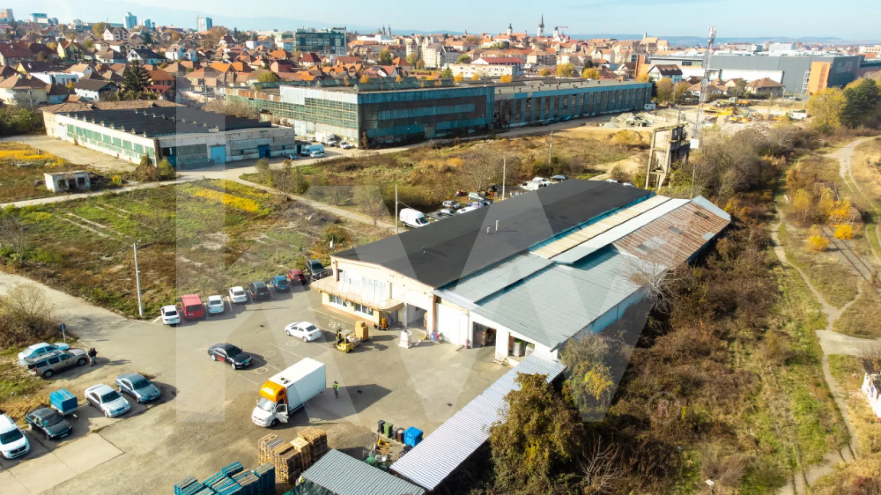 Teren pentru Dezvoltare Rezidențial-Comercială – Zonă Trei Stejari, Sibiu -  Preț de vânzare: 1.402.920 EUR + TVA
 Suprafață teren: 5.196 mp
 Regim de înălțime : D+P+3E+Er (Demisol, Parter, 3 Etaje și Etaj Retras) 
 POT: 70%
 CUT: 1,6
PUZ în curs de aprobare.

Detalii Teren:
Acest teren pentru dezvoltare mixtă este amplasat strategic în cartierul Trei Stejari din Sibiu, pe fosta platformă industrială Simerom. Este ideal pentru proiecte rezidențial-comerciale, oferind multiple opțiuni pentru locuințe și spații comerciale la parter. Zona beneficiază de acces facil la transportul public, centre comerciale, spitale și instituții educaționale, făcând-o atractivă atât pentru investitori, cât și pentru viitorii locatari.

Avantaje:
 Proximitate față de Promenada Mall, spitale și școli
 Acces facil la rețeaua de transport public și centrul vechi al orașului
 Flexibilitate în utilizare pentru dezvoltări rezidențiale și comerciale

Investiție sigură într-o zonă bună. Pentru mai multe informații, contactați-ne pe numărul afișat.