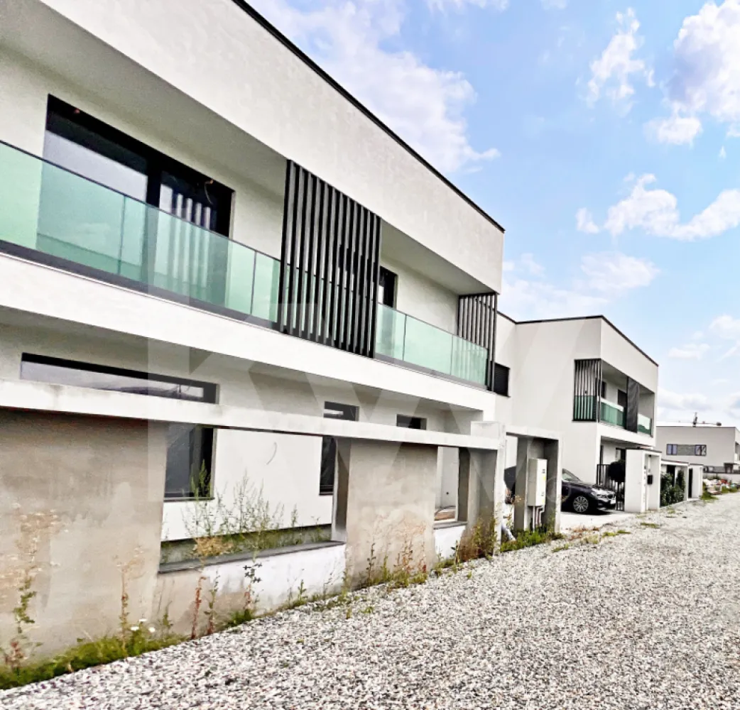 De vânzare casă tip duplex cu garaj în Selimbăr, Sibiu – construcție premium - Vă propunem spre achiziție o casă tip duplex situată în Șelimbăr, o zonă rezidențială aflată la doar câteva minute de Sibiu, ideală pentru familii care caută liniște, spațiu și confort, dar și acces rapid la facilitățile orașului.

Imobilul a fost construit cu atenție la detalii și materiale de calitate, pentru a fi locuit, nu pentru revânzare, ceea ce îi conferă un plus de durabilitate și funcționalitate.

Detalii proprietate:
Suprafață utilă: 153,9 mp
Teren: 350 mp

Compartimentare practică și bine gândită

PARTER (78,42 mp - cu tot cu garaj)
- Living + bucătărie open space: 40 mp
- Casa scării: 6,2 mp
- Grup sanitar: 4,56 mp
- Antreu: 8,46 mp
- Garaj: 19,2 mp

ETAJ (75,47 mp):
- Dormitor matrimonial: 18,57 mp + baie (5 mp) și dressing (5 mp)
- Dormitor 2: 13,4 mp
- Dormitor 3: 17,7 mp
- Baie: 5 mp
- Casa scării + hol: 10,8 mp

Caracteristici principale:

Împrejmuită cu din caramidă si beton cu elemente de gard, poartă pietonală și poartă auto automatizată, din aluminiu 
Izolație cu spumă pentru eficiență energetică ridicată
Încălzire în pardoseală în toată casa, inclusiv pe terasă și în garaj (schimbător de căldură)
Ferestre și uși Rehau Geneo (6 camere, 3 foi de sticlă) – economie de energie de până la 76%
Înălțimea tavanului peste standard, pentru un volum sporit de aer și un plus de confort
Centrală termică proprie 

Avantajele zonei Șelimbăr:

Proximitate de Sibiu – acces rapid la facilități urbane, educație, cultură și divertisment
Infrastructură în dezvoltare – asfaltări programate, piste pentru biciclete, poduri moderne, stații de încărcare pentru mașini electrice
Calitate a vieții – aer curat, apropiere de păduri și spații verzi pentru relaxare (Pădurea Șopa, râul Cibin)
Comunitate echilibrată – combinație între cartiere noi și zone tradiționale liniștite
Facilități pentru copii – creșe și grădinițe în construcție, transport școlar gratuit către Sibiu


la cerere se pune la dispoziție proiect de dessign interior (vezi randari)
Locație: Selimbăr, Sibiu – zonă liniștită, în plină dezvoltare, perfectă pentru familii

📞 Pentru mai multe detalii și vizionări, nu ezitați să ne contactați!