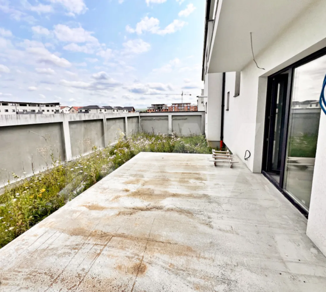 De vânzare casă tip duplex cu garaj în Selimbăr, Sibiu – construcție premium - Vă propunem spre achiziție o casă tip duplex situată în Șelimbăr, o zonă rezidențială aflată la doar câteva minute de Sibiu, ideală pentru familii care caută liniște, spațiu și confort, dar și acces rapid la facilitățile orașului.

Imobilul a fost construit cu atenție la detalii și materiale de calitate, pentru a fi locuit, nu pentru revânzare, ceea ce îi conferă un plus de durabilitate și funcționalitate.

Detalii proprietate:
Suprafață utilă: 153,9 mp
Teren: 350 mp

Compartimentare practică și bine gândită

PARTER (78,42 mp - cu tot cu garaj)
- Living + bucătărie open space: 40 mp
- Casa scării: 6,2 mp
- Grup sanitar: 4,56 mp
- Antreu: 8,46 mp
- Garaj: 19,2 mp

ETAJ (75,47 mp):
- Dormitor matrimonial: 18,57 mp + baie (5 mp) și dressing (5 mp)
- Dormitor 2: 13,4 mp
- Dormitor 3: 17,7 mp
- Baie: 5 mp
- Casa scării + hol: 10,8 mp

Caracteristici principale:

Împrejmuită cu din caramidă si beton cu elemente de gard, poartă pietonală și poartă auto automatizată, din aluminiu 
Izolație cu spumă pentru eficiență energetică ridicată
Încălzire în pardoseală în toată casa, inclusiv pe terasă și în garaj (schimbător de căldură)
Ferestre și uși Rehau Geneo (6 camere, 3 foi de sticlă) – economie de energie de până la 76%
Înălțimea tavanului peste standard, pentru un volum sporit de aer și un plus de confort
Centrală termică proprie 

Avantajele zonei Șelimbăr:

Proximitate de Sibiu – acces rapid la facilități urbane, educație, cultură și divertisment
Infrastructură în dezvoltare – asfaltări programate, piste pentru biciclete, poduri moderne, stații de încărcare pentru mașini electrice
Calitate a vieții – aer curat, apropiere de păduri și spații verzi pentru relaxare (Pădurea Șopa, râul Cibin)
Comunitate echilibrată – combinație între cartiere noi și zone tradiționale liniștite
Facilități pentru copii – creșe și grădinițe în construcție, transport școlar gratuit către Sibiu


la cerere se pune la dispoziție proiect de dessign interior (vezi randari)
Locație: Selimbăr, Sibiu – zonă liniștită, în plină dezvoltare, perfectă pentru familii

📞 Pentru mai multe detalii și vizionări, nu ezitați să ne contactați!