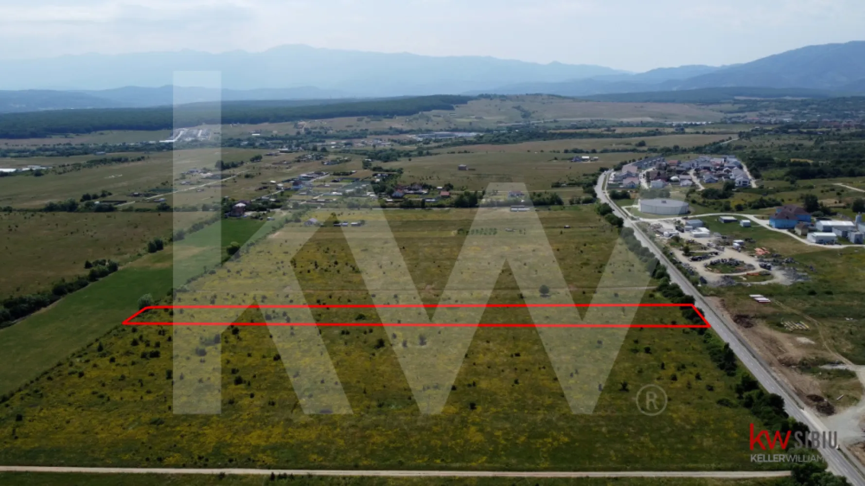 Teren intravilan 5100 mp, Cisnadie - ideal pentru investitie -  Locație Google Maps: 45.739321, 24.153074
Suprafață totală: 5100 mp;
necesita PUZ ;
 Preț: Doar 58.72 euro/mp negociabil.

Avem terenul potrivit pentru tine!

Cauți un teren generos, cu potențial real de dezvoltare? Acest teren de 5.100 mp reprezintă oportunitatea perfectă pentru investitori, dezvoltatori sau persoane fizice care își doresc un spațiu amplu pentru proiecte personale.

Ideal pentru cei ce cauta o oportunitate de investitie într-o zonă cu priveliște panoramică spre munte și pădure.

 Avantaje cheie:

Suprafață mare – Ideal pentru construcții rezidențiale, ferme, hale sau alte proiecte de amploare.

Flexibilitate – Fiind neîmprejmuit, oferă libertate totală de parcelare, acces și amenajare după propriile nevoi.

Investiție solidă – Terenurile cu astfel de dimensiuni devin din ce în ce mai rare, mai ales în zone în dezvoltare.

Posibilitate de parcelare – Suprafața permite împărțirea în mai multe loturi, ceea ce poate genera profit pe termen mediu și lung.

 De ce să-l alegi?
Pentru că îți oferă spațiu, libertate, și un potențial pe care puține terenuri îl mai oferă la un preț competitiv. Fie că vrei să construiești, să investești sau să te retragi undeva cu aer curat și liniște, aici începe planul tău.

Programează o vizionare și lasă peisajul să-ți vorbească.