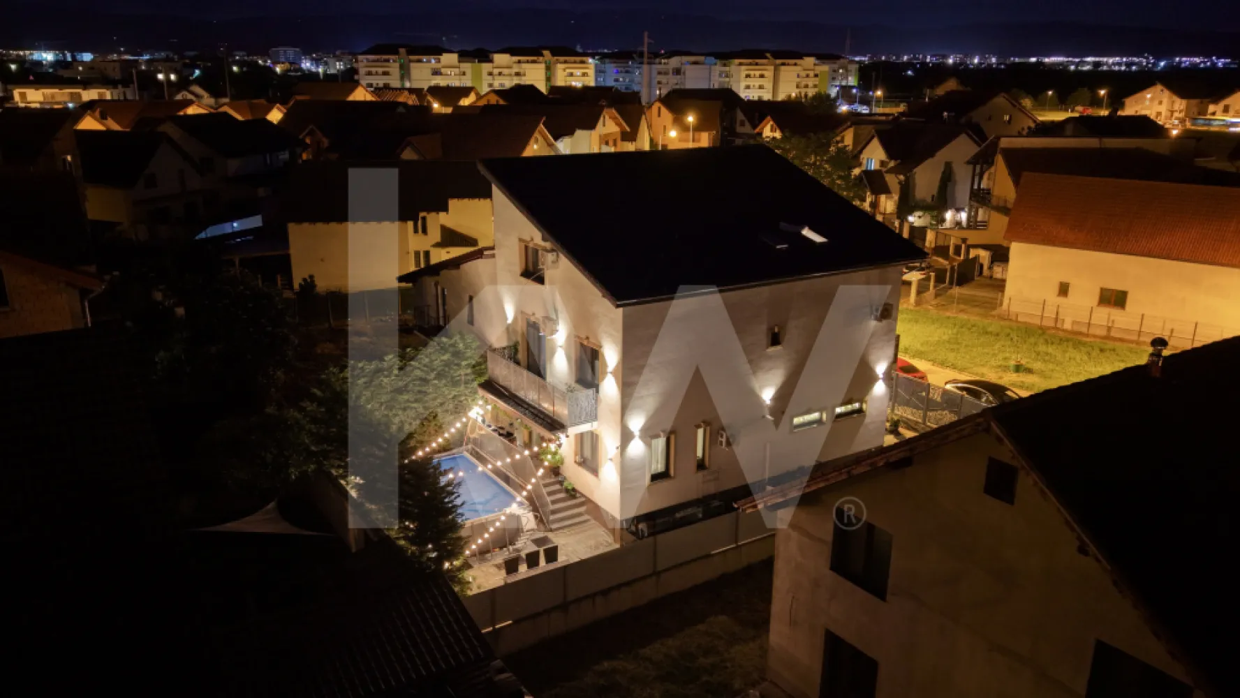 Casă modernă cu 240 mp utili | Cartierul Tineretului - Situată în Cartierul Tineretului, una dintre cele mai apreciate zone rezidențiale din Sibiu, această vilă modernă impresionează prin spațiile generoase, compartimentarea inteligentă și atmosfera elegantă, fiind alegerea ideală pentru o familie care își dorește confort, intimitate și un stil de viață premium.

Proprietatea dispune de aproximativ 240 mp utili, desfășurați pe trei niveluri, și este amplasată pe un teren de 264 mp, într-o zonă liniștită, compusă predominant din case.

Compartimentare

Parter  
Zona de zi este gândită pentru confort și funcționalitate, oferind un living generos cu zonă de dining și bucătărie open space, perfect integrată pentru momentele petrecute în familie sau alături de prieteni. La acest nivel regăsim și o baie, precum și un spațiu de depozitare discret integrat.

Etaj  
Etajul este dedicat zonei de odihnă și oferă două dormitoare spațioase, fiecare beneficiind de baie proprie. Dormitorul matrimonial se remarcă prin suprafața generoasă și atmosfera elegantă, creând un spațiu ideal pentru relaxare și intimitate.

Nivel superior

Cu aproximativ 78 mp utili, ultimul nivel al proprietății a fost conceput ca un spațiu independent și versatil, oferind living, dormitor cu dressing și baie proprie. Datorită compartimentării eficiente și intimității oferite, acest spațiu poate funcționa perfect ca apartament privat pentru oaspeți, birou, zonă de relaxare sau chiar master suite extins.

Dotări și finisaje

Proprietatea beneficiază de finisaje moderne și dotări premium, atent alese pentru un plus de confort și siguranță:

• încălzire în pardoseală  
• sistem de climatizare  
• aer condiționat  
• sistem de supraveghere  
• poartă electrică  
• bucătărie complet utilată  
• mobilier de calitate  

Exterior

Curtea privată și terasa completează perfect proprietatea, oferind un spațiu ideal pentru relaxare într-un cadru rezidențial liniștit și bine cotat.

Această vilă reprezintă o combinație reușită între spațiu generos, compartimentare practică, finisaje moderne și poziționare excelentă într-una dintre cele mai căutate zone ale Sibiului.

Pentru mai multe informații sau pentru programarea unei vizionări, vă stau cu drag la dispoziție.