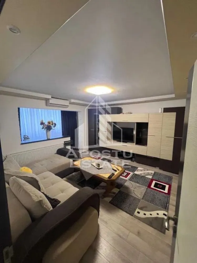 Apartament cu 3 camere, 2 bai, de inchiriat, Timisoara, zona UMT - Agentia imobiliara APOSTU ESTATE va propune spre inchiriere un apartament cu 2 camere, spatios si luminos, situat in Giroc, intr-o zona linistita si bine pozitionata, potrivit pentru cupluri,familii, sau studenti care isi doresc o locuinta unde sa se simta confortabil si cu acces facil catre scoli, statii de autobuz, supermarketuri , magazine de zona, parcuri.

Suprafata utila: 74mpu
Compartimentare eficienta:
-Hol de acces.
-Living room luminos cu TV.
-Bucatarie inchisa, mobilata si utilata.
-Dormitor principal.
-Dormitor secundar.
-Baie cu cada.
-Baie de servici.

Confort si facilitati:
-Incalzirea apartamentului: Calorifere, Termoficare.
-Apartamentul este complet mobilat si utilat.
- Nu se accepta animale de companie de catre proprietar.
-Apartamentul dispune de o unitate AC in fiecare camera.

Localizare:
-Timis, Timisoara, zona UMT, acces facil : Continental Automotive, Amazonia Aquapark, Liceul Tehnologic Energetic Regele Ferdinand.

Ideal pentru:
-Cupluri.
-Persoane singure.
-Familii.

Disponibilitate: imediata
Pret chirie lunara: 400 euro, negociabil.
Programeaza o vizionare pentru a-ti putea imagina viitorul aici!
ID intern: CP3136415