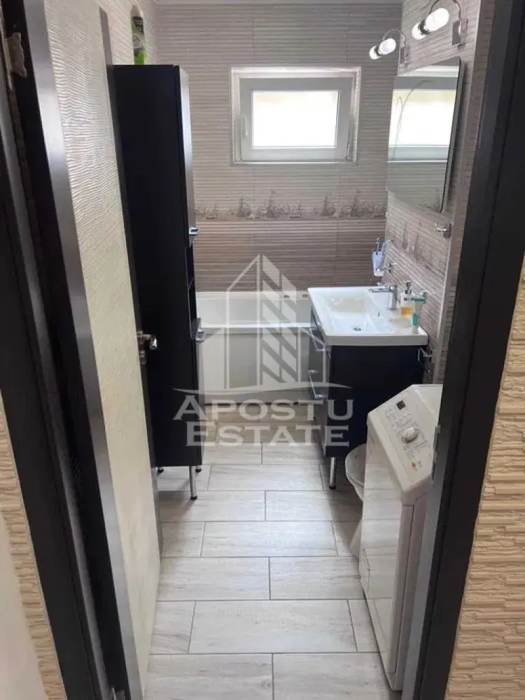 Apartament cu 3 camere, 2 bai, de inchiriat, Timisoara, zona UMT - Agentia imobiliara APOSTU ESTATE va propune spre inchiriere un apartament cu 2 camere, spatios si luminos, situat in Giroc, intr-o zona linistita si bine pozitionata, potrivit pentru cupluri,familii, sau studenti care isi doresc o locuinta unde sa se simta confortabil si cu acces facil catre scoli, statii de autobuz, supermarketuri , magazine de zona, parcuri.

Suprafata utila: 74mpu
Compartimentare eficienta:
-Hol de acces.
-Living room luminos cu TV.
-Bucatarie inchisa, mobilata si utilata.
-Dormitor principal.
-Dormitor secundar.
-Baie cu cada.
-Baie de servici.

Confort si facilitati:
-Incalzirea apartamentului: Calorifere, Termoficare.
-Apartamentul este complet mobilat si utilat.
- Nu se accepta animale de companie de catre proprietar.
-Apartamentul dispune de o unitate AC in fiecare camera.

Localizare:
-Timis, Timisoara, zona UMT, acces facil : Continental Automotive, Amazonia Aquapark, Liceul Tehnologic Energetic Regele Ferdinand.

Ideal pentru:
-Cupluri.
-Persoane singure.
-Familii.

Disponibilitate: imediata
Pret chirie lunara: 400 euro, negociabil.
Programeaza o vizionare pentru a-ti putea imagina viitorul aici!
ID intern: CP3136415