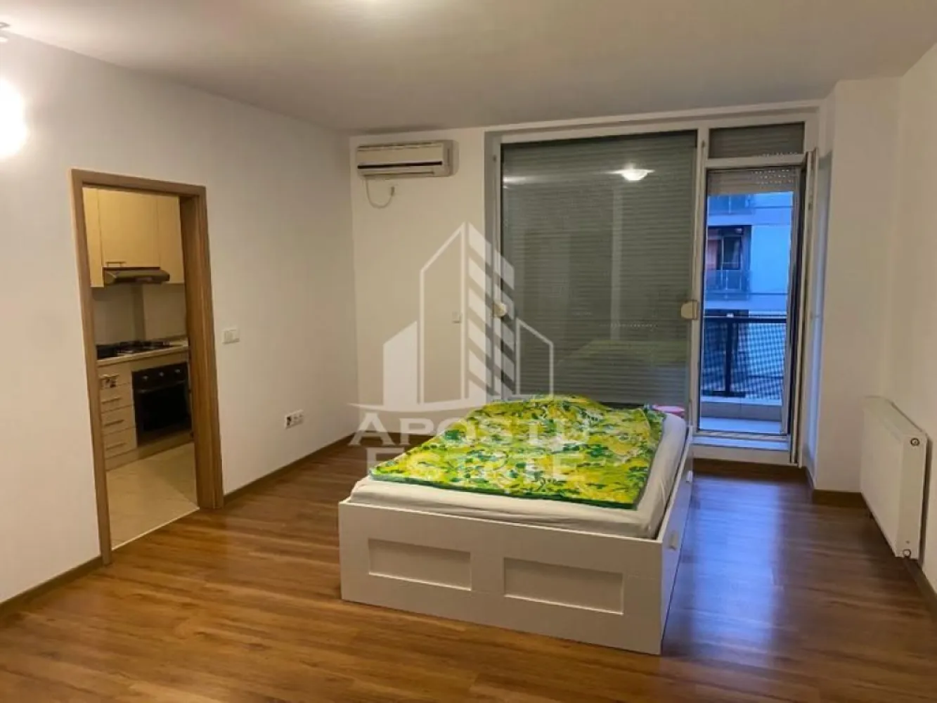 Apartament cu o camera , de vanzare, zona Sagului, Timisoara - APOSTU ESTATE va propune spre vanzare un apartament cu o camera, in bloc nou, situat in zona Sagului.
Apartamentul este situat la etajul 2 din 4 intr-un imobil nou, cu lift si are o suprafata de 37 mp utili+ balcon 5 mp.
Compartimentare:
- Hol de acces
- Dormitor cu balcon
- Baie cu cada
- Bucatarie separata

Confortul termic este realizat prin intermediul centralei comune a blocului si a aparatului pentru aer conditionat.
Zona foarte linistita cu numeroase facilitati si puncte de interes precum: acces rapid si usor la mijloacele de transport in comun, magazin Profi si supermarket-uri in apropiere, mall-ul Shopping City la cateva minute distanta, farmacii, institutii de invatamant, restaurante, baruri, cafenele si multe altele.
Acceptam orice fel de credit bancar. Oferim consultanta si solutii financiare prin colaboratorii nostri.
Va asteptam cu drag la o vizionare chiar si astazi!
CP3136403