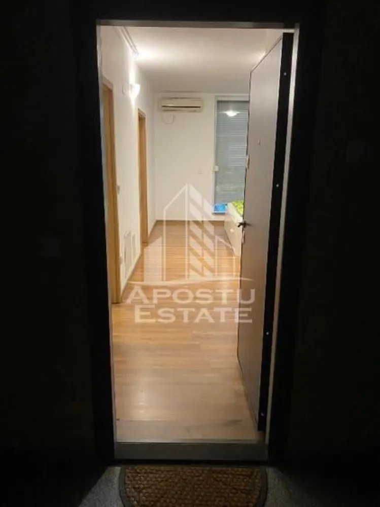 Apartament cu o camera , de vanzare, zona Sagului, Timisoara - APOSTU ESTATE va propune spre vanzare un apartament cu o camera, in bloc nou, situat in zona Sagului.
Apartamentul este situat la etajul 2 din 4 intr-un imobil nou, cu lift si are o suprafata de 37 mp utili+ balcon 5 mp.
Compartimentare:
- Hol de acces
- Dormitor cu balcon
- Baie cu cada
- Bucatarie separata

Confortul termic este realizat prin intermediul centralei comune a blocului si a aparatului pentru aer conditionat.
Zona foarte linistita cu numeroase facilitati si puncte de interes precum: acces rapid si usor la mijloacele de transport in comun, magazin Profi si supermarket-uri in apropiere, mall-ul Shopping City la cateva minute distanta, farmacii, institutii de invatamant, restaurante, baruri, cafenele si multe altele.
Acceptam orice fel de credit bancar. Oferim consultanta si solutii financiare prin colaboratorii nostri.
Va asteptam cu drag la o vizionare chiar si astazi!
CP3136403