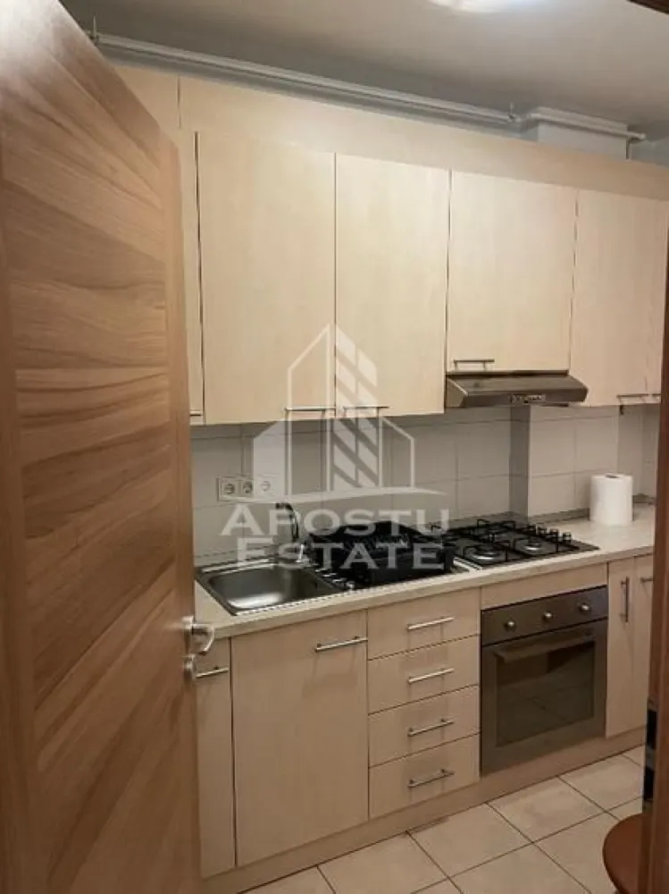 Apartament cu o camera , de vanzare, zona Sagului, Timisoara - APOSTU ESTATE va propune spre vanzare un apartament cu o camera, in bloc nou, situat in zona Sagului.
Apartamentul este situat la etajul 2 din 4 intr-un imobil nou, cu lift si are o suprafata de 37 mp utili+ balcon 5 mp.
Compartimentare:
- Hol de acces
- Dormitor cu balcon
- Baie cu cada
- Bucatarie separata

Confortul termic este realizat prin intermediul centralei comune a blocului si a aparatului pentru aer conditionat.
Zona foarte linistita cu numeroase facilitati si puncte de interes precum: acces rapid si usor la mijloacele de transport in comun, magazin Profi si supermarket-uri in apropiere, mall-ul Shopping City la cateva minute distanta, farmacii, institutii de invatamant, restaurante, baruri, cafenele si multe altele.
Acceptam orice fel de credit bancar. Oferim consultanta si solutii financiare prin colaboratorii nostri.
Va asteptam cu drag la o vizionare chiar si astazi!
CP3136403
