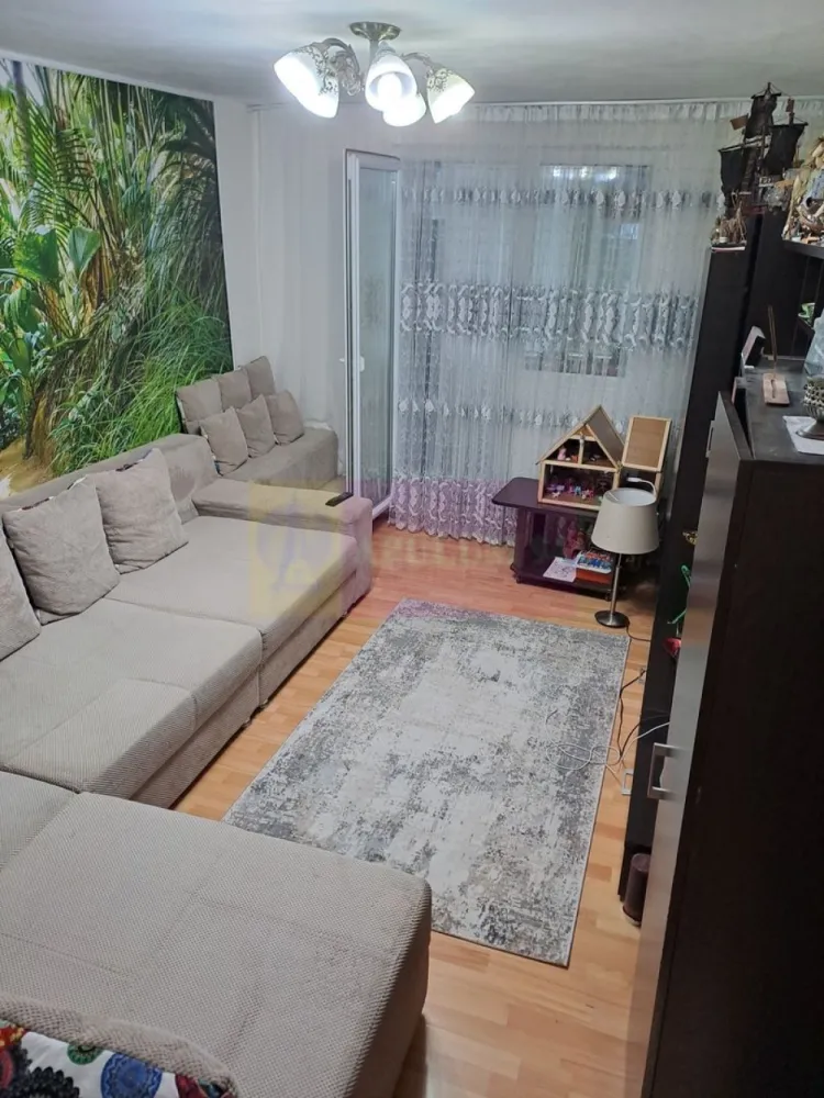 Apartament 2 Camere lângă Mall Plaza și Metrou - Agentia Imobiliara Apulum 94, va ofera 
Apartament 2 camere, extrem de primitor și foarte bine întreținut, pregătit să devină noul tău "acasă". 
Cu o compartimentare inteligentă și o poziționare de excepție, această proprietate îți oferă confortul și accesibilitatea de care ai nevoie în viața de zi cu zi.
​Detalii Proprietate
​Tip: 2 camere, complet decomandat (oferă intimitate și un spațiu excelent organizat).
​Etaj: 2 din 10 – etajul ideal, extrem de căutat pe piața imobiliară.
​An imobil: 1975 (bloc stabil, fără risc seismic). Imobilul este deja inclus pe lista de reabilitare termică, ceea ce reprezintă un mare plus pentru eficiența energetică viitoare și valoarea apartamentului.
​Compartimentare: Living luminos cu acces direct pe balcon, dormitor odihnitor, bucătărie închisă, baie, un hol principal generos (locuibil/ușor de amenajat) și două holuri mai mici, ideale pentru depozitare.
​Confort și Dotări
​Proprietatea a fost îngrijită cu multă atenție și se vinde exact așa cum este prezentată în fotografii, fiind gata pentru o mutare rapidă.
 Dispune de:
​Centrală termică proprie (independență totală și costuri optimizate la încălzire/apă caldă).
​Aer condiționat pentru confort sporit în zilele călduroase.
​Tâmplărie PVC cu geam termopan pentru izolare fonică și termică optimă.
​Locație și Puncte de Interes
​Timpul tău este prețios! Aici, ai absolut toate facilitățile la maximum 10 minute de mers pe jos:
​Transport: Stație de Metrou și stații STB foarte aproape.
​Cumpărături: Mall Plaza, Carrefour, Piață agroalimentară.
​Relaxare: Parcuri și spații verzi în imediata apropiere.
​Educație: Școli și grădinițe sigure și accesibile pentru familii cu copii.