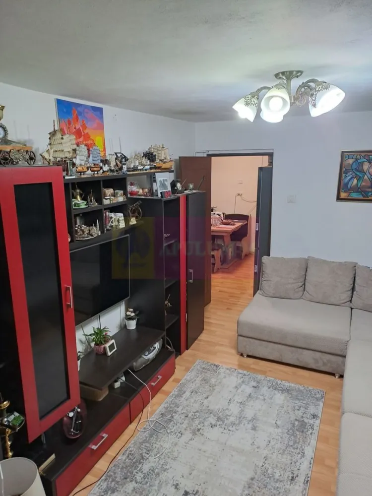 Apartament 2 Camere lângă Mall Plaza și Metrou - Agentia Imobiliara Apulum 94, va ofera 
Apartament 2 camere, extrem de primitor și foarte bine întreținut, pregătit să devină noul tău "acasă". 
Cu o compartimentare inteligentă și o poziționare de excepție, această proprietate îți oferă confortul și accesibilitatea de care ai nevoie în viața de zi cu zi.
​Detalii Proprietate
​Tip: 2 camere, complet decomandat (oferă intimitate și un spațiu excelent organizat).
​Etaj: 2 din 10 – etajul ideal, extrem de căutat pe piața imobiliară.
​An imobil: 1975 (bloc stabil, fără risc seismic). Imobilul este deja inclus pe lista de reabilitare termică, ceea ce reprezintă un mare plus pentru eficiența energetică viitoare și valoarea apartamentului.
​Compartimentare: Living luminos cu acces direct pe balcon, dormitor odihnitor, bucătărie închisă, baie, un hol principal generos (locuibil/ușor de amenajat) și două holuri mai mici, ideale pentru depozitare.
​Confort și Dotări
​Proprietatea a fost îngrijită cu multă atenție și se vinde exact așa cum este prezentată în fotografii, fiind gata pentru o mutare rapidă.
 Dispune de:
​Centrală termică proprie (independență totală și costuri optimizate la încălzire/apă caldă).
​Aer condiționat pentru confort sporit în zilele călduroase.
​Tâmplărie PVC cu geam termopan pentru izolare fonică și termică optimă.
​Locație și Puncte de Interes
​Timpul tău este prețios! Aici, ai absolut toate facilitățile la maximum 10 minute de mers pe jos:
​Transport: Stație de Metrou și stații STB foarte aproape.
​Cumpărături: Mall Plaza, Carrefour, Piață agroalimentară.
​Relaxare: Parcuri și spații verzi în imediata apropiere.
​Educație: Școli și grădinițe sigure și accesibile pentru familii cu copii.