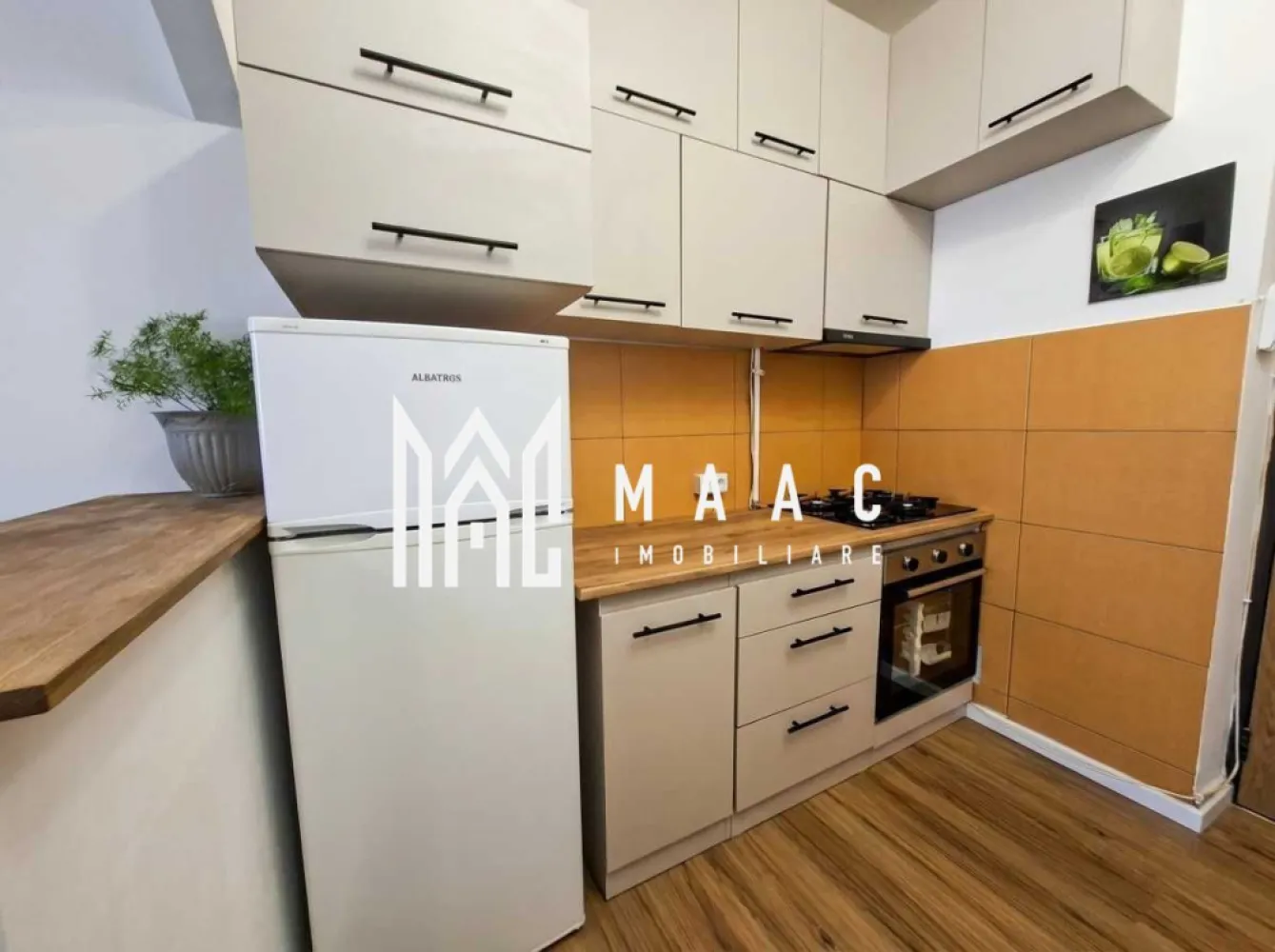 Garsonieră I 25 MPU I Necomandată I Turnișor - MAAC Imobiliare vă propune spre închiriere o garsonieră modernă ,situată în Sibiu, zona Turnișor, aflată la prima închiriere după o renovare completă.

Locuința are o suprafață utilă de 21 mp și este poziționată excelent, într-un bloc izolat termic exterior, la doar aproximativ 15 minute de mers pe jos față de centrul orașului și în imediata proximitate a stațiilor de autobuz și a magazinelor.

Locuința este structurată astfel: 
cameră cu canapea extensibilă

bucătărie open space

baie cu duș

Proprietatea dispune de tâmplărie din PVC pentru confort termic.
Se închiriază complet mobilată și utilată cu electrocasnice noi. 

Bucătăria este mobilată și dotată cu:
plită pe gaz

cuptor, hotă

frigider 

 mașină de spălat rufe cu uscător

Confortul termic este asigurat prin convectoare pe gaz pentru încălzire, iar apa caldă este furnizată prin intermediul unui boiler electric.

Proprietatea este branșată la toate utilitățile necesare, dispunând de curent electric, apă, canalizare, gaz, cablu TV, telefon și acces la internet prin fibră optică.

Contorizarea este complet separată, fiind instalate apometre, contor de gaz și contor de curent electric.
 
Condiții închiriere:
Se percepe garanție în cuantumul unei chirii

Se acceptă studenți

Se caută chiriaș pe termen lung

Nu se acceptă animale de companie 

Pentru mai multe detalii și pentru a programa o vizionare, contactați-ne și specificați codul de identificare al proprietății ID: CP3136400.