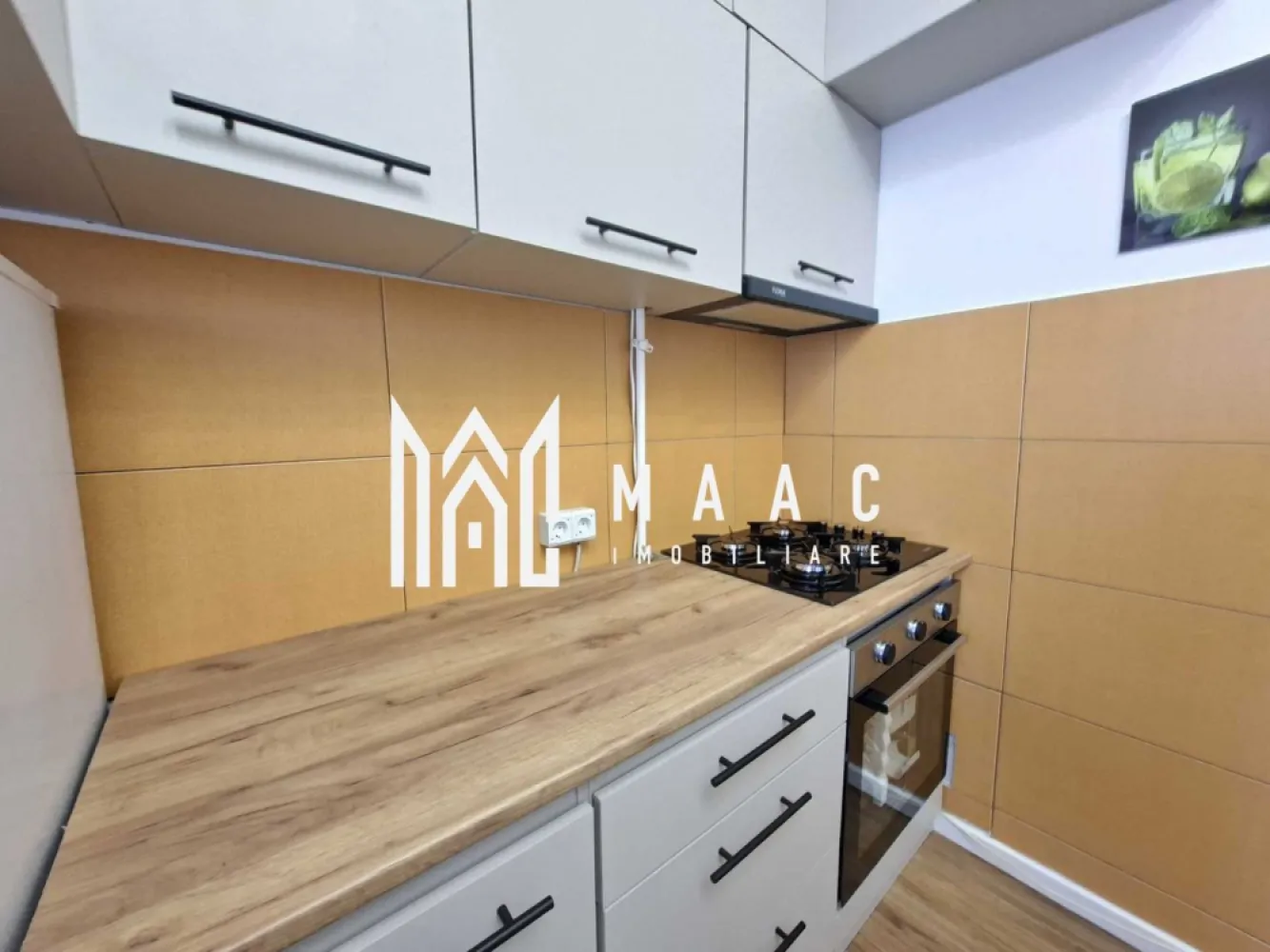 Garsonieră I 25 MPU I Necomandată I Turnișor - MAAC Imobiliare vă propune spre închiriere o garsonieră modernă ,situată în Sibiu, zona Turnișor, aflată la prima închiriere după o renovare completă.

Locuința are o suprafață utilă de 21 mp și este poziționată excelent, într-un bloc izolat termic exterior, la doar aproximativ 15 minute de mers pe jos față de centrul orașului și în imediata proximitate a stațiilor de autobuz și a magazinelor.

Locuința este structurată astfel: 
cameră cu canapea extensibilă

bucătărie open space

baie cu duș

Proprietatea dispune de tâmplărie din PVC pentru confort termic.
Se închiriază complet mobilată și utilată cu electrocasnice noi. 

Bucătăria este mobilată și dotată cu:
plită pe gaz

cuptor, hotă

frigider 

 mașină de spălat rufe cu uscător

Confortul termic este asigurat prin convectoare pe gaz pentru încălzire, iar apa caldă este furnizată prin intermediul unui boiler electric.

Proprietatea este branșată la toate utilitățile necesare, dispunând de curent electric, apă, canalizare, gaz, cablu TV, telefon și acces la internet prin fibră optică.

Contorizarea este complet separată, fiind instalate apometre, contor de gaz și contor de curent electric.
 
Condiții închiriere:
Se percepe garanție în cuantumul unei chirii

Se acceptă studenți

Se caută chiriaș pe termen lung

Nu se acceptă animale de companie 

Pentru mai multe detalii și pentru a programa o vizionare, contactați-ne și specificați codul de identificare al proprietății ID: CP3136400.