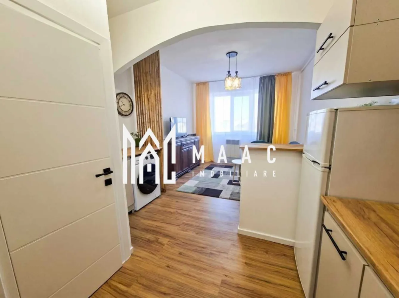 Garsonieră I 25 MPU I Necomandată I Turnișor - MAAC Imobiliare vă propune spre închiriere o garsonieră modernă ,situată în Sibiu, zona Turnișor, aflată la prima închiriere după o renovare completă.

Locuința are o suprafață utilă de 21 mp și este poziționată excelent, într-un bloc izolat termic exterior, la doar aproximativ 15 minute de mers pe jos față de centrul orașului și în imediata proximitate a stațiilor de autobuz și a magazinelor.

Locuința este structurată astfel: 
cameră cu canapea extensibilă

bucătărie open space

baie cu duș

Proprietatea dispune de tâmplărie din PVC pentru confort termic.
Se închiriază complet mobilată și utilată cu electrocasnice noi. 

Bucătăria este mobilată și dotată cu:
plită pe gaz

cuptor, hotă

frigider 

 mașină de spălat rufe cu uscător

Confortul termic este asigurat prin convectoare pe gaz pentru încălzire, iar apa caldă este furnizată prin intermediul unui boiler electric.

Proprietatea este branșată la toate utilitățile necesare, dispunând de curent electric, apă, canalizare, gaz, cablu TV, telefon și acces la internet prin fibră optică.

Contorizarea este complet separată, fiind instalate apometre, contor de gaz și contor de curent electric.
 
Condiții închiriere:
Se percepe garanție în cuantumul unei chirii

Se acceptă studenți

Se caută chiriaș pe termen lung

Nu se acceptă animale de companie 

Pentru mai multe detalii și pentru a programa o vizionare, contactați-ne și specificați codul de identificare al proprietății ID: CP3136400.