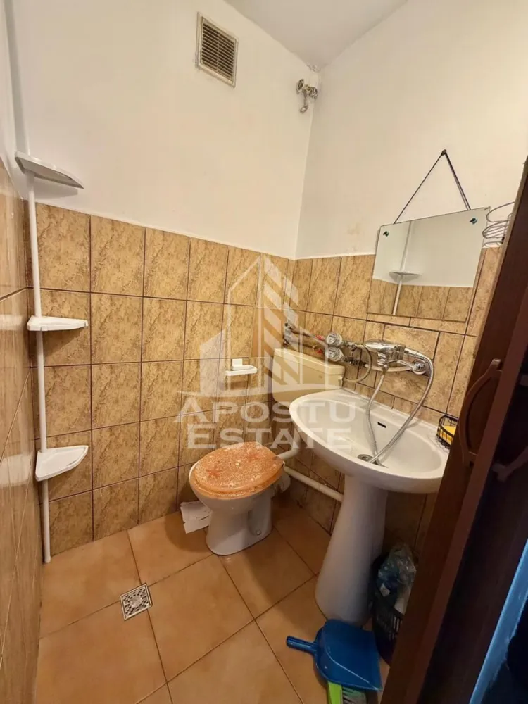 Garsoniera de inchiriat, petfriendly, Complexul Studentesc, Timisoara - POSTU ESTATE va propune spre inchiriere o garsoniera de 13 mp , situata in zona Complexului Studentesc, ideala pentru studenti
Etaj: 3

Compartimentare eficienta:
-Dormitor mobilat
-Spatii pentru depozitare

Confort si facilitati:
-Frigider
-Interfon
-Incalzirea garsonierei: colterm (cheltuieli mici)
-Se accepta animale de companie de catre proprietar

Ideala pentru:
-Studenti
-Persoane singure

Pret chirie: 192 EUR ( 1.000 RON )
Garantia este echivalenta unei chirii
Disponibilitate: Imediata
Programeaza o vizionare pentru a-ti putea imagina viitorul aici!
ID intern: CP3136367