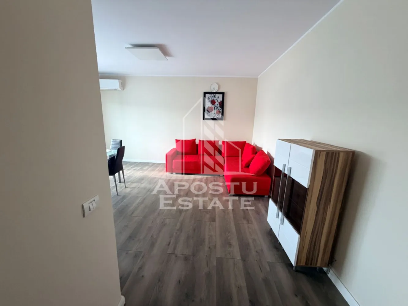 Apartament cu 2 camere, de inchiriat, Giroc, Parcare - Agentia imobiliara APOSTU ESTATE va propune spre inchiriere un apartament cu 2 camere, spatios si luminos, situat in Giroc, intr-o zona linistita si bine pozitionata, potrivit pentru cupluri,familii, sau studenti care isi doresc o locuinta unde sa se simta confortabil si cu acces facil catre scoli, statii de autobuz, supermarketuri , magazine de zona, parcuri.

Suprafata utila: 55 mpu
Compartimentare eficienta:
-Hol de acces.
-Living room luminos cu acces catre balcon.
-Bucatarie deschisa, mobilata si utilata.
-Dormitor matrimonial.
-Baie cu cada.

Confort si facilitati:
-Incalzirea apartamentului: Pardoseala, Centrala Proprie.
-Apartamentul este complet mobilat si utilat.
- Nu se accepta animale de companie de catre proprietar.
-Apartamentul dispune si de o unitate AC.

Localizare:
-Timis, Giroc– acces facil : Lidl, Kaufland, Club Sportiv Dyadora.

Ideal pentru:
-Cupluri.
-Persoane singure.

Disponibilitate: imediata
Pret chirie lunara: 380euro.
Programeaza o vizionare pentru a-ti putea imagina viitorul aici!
ID intern: CP3136330