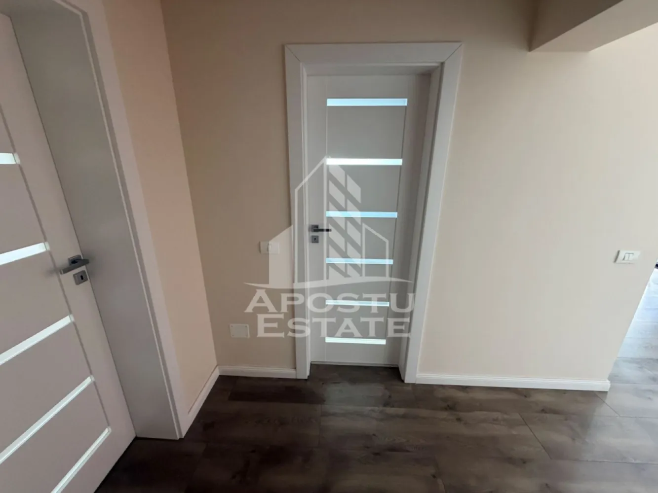 Apartament cu 2 camere, de inchiriat, Giroc, Parcare - Agentia imobiliara APOSTU ESTATE va propune spre inchiriere un apartament cu 2 camere, spatios si luminos, situat in Giroc, intr-o zona linistita si bine pozitionata, potrivit pentru cupluri,familii, sau studenti care isi doresc o locuinta unde sa se simta confortabil si cu acces facil catre scoli, statii de autobuz, supermarketuri , magazine de zona, parcuri.

Suprafata utila: 55 mpu
Compartimentare eficienta:
-Hol de acces.
-Living room luminos cu acces catre balcon.
-Bucatarie deschisa, mobilata si utilata.
-Dormitor matrimonial.
-Baie cu cada.

Confort si facilitati:
-Incalzirea apartamentului: Pardoseala, Centrala Proprie.
-Apartamentul este complet mobilat si utilat.
- Nu se accepta animale de companie de catre proprietar.
-Apartamentul dispune si de o unitate AC.

Localizare:
-Timis, Giroc– acces facil : Lidl, Kaufland, Club Sportiv Dyadora.

Ideal pentru:
-Cupluri.
-Persoane singure.

Disponibilitate: imediata
Pret chirie lunara: 380euro.
Programeaza o vizionare pentru a-ti putea imagina viitorul aici!
ID intern: CP3136330