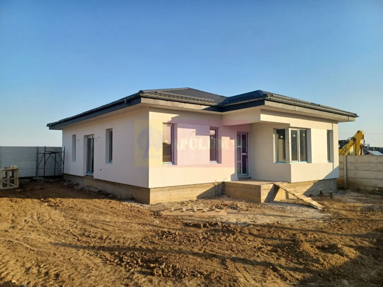 Dragomirești casă parter 4 camere 2 băi, terasă, apă, canalizare, gaze - Casa este situată în vestul Municipiului Bucuresti, la 4 km de Soseaua de Centură DNCB, în localitatea Dragomiresti Vale, într-o zonă rezidențială nouă. Imobilul are structura de rezistență din beton armat, cu fundații continue, placă radier, stâlpi, grinzi, cu placă din beton armat peste parter si zidărie portantă din caramidă de 25 cm, fără pereti de rigips. Casa este tip parter + pod înalt, are 145 mp construiti, din care 110 mp utili + terasă 14 mp si este formata din: living, bucătărie, 3 dormitoare, 2 bai, dresing, hol si terasă. Locuința este izolată termic cu polistiren de 100 mm cu EPS 80, cu vată minerală în pod și tencuială decorativă, silicontă la exterior. Peretii interiori sunt tencuiți, gletuiți, finisați si se vor zugrăvi în alb. Casa este acoperită cu tiglă metalică mată de 0,5 mm iar tâmplăria exterioară din PVC cu geamuri tripan. încălzire în pardoseală, centrală termică pe gaze în condensatie de 24 kw. Instalatie electrică din cupru. Parchetul, gresia, faianța, ușile interioare si obiectele sanitare se pot alege de cumpărător, în limita unui buget prestabilit. Curte 425 mp, împrejmuită, cu alee auto si pietonală și trotuare în jurul casei, din beton armat. Casa se predă finisată complet si racordată la utilităti: gaze, curent electric, apă și canalizare. Disponibilitate 30 Septembrie 2026. Pret 160.000 EUR, cu TVA 21% inclus. Nu se plătește comision.
