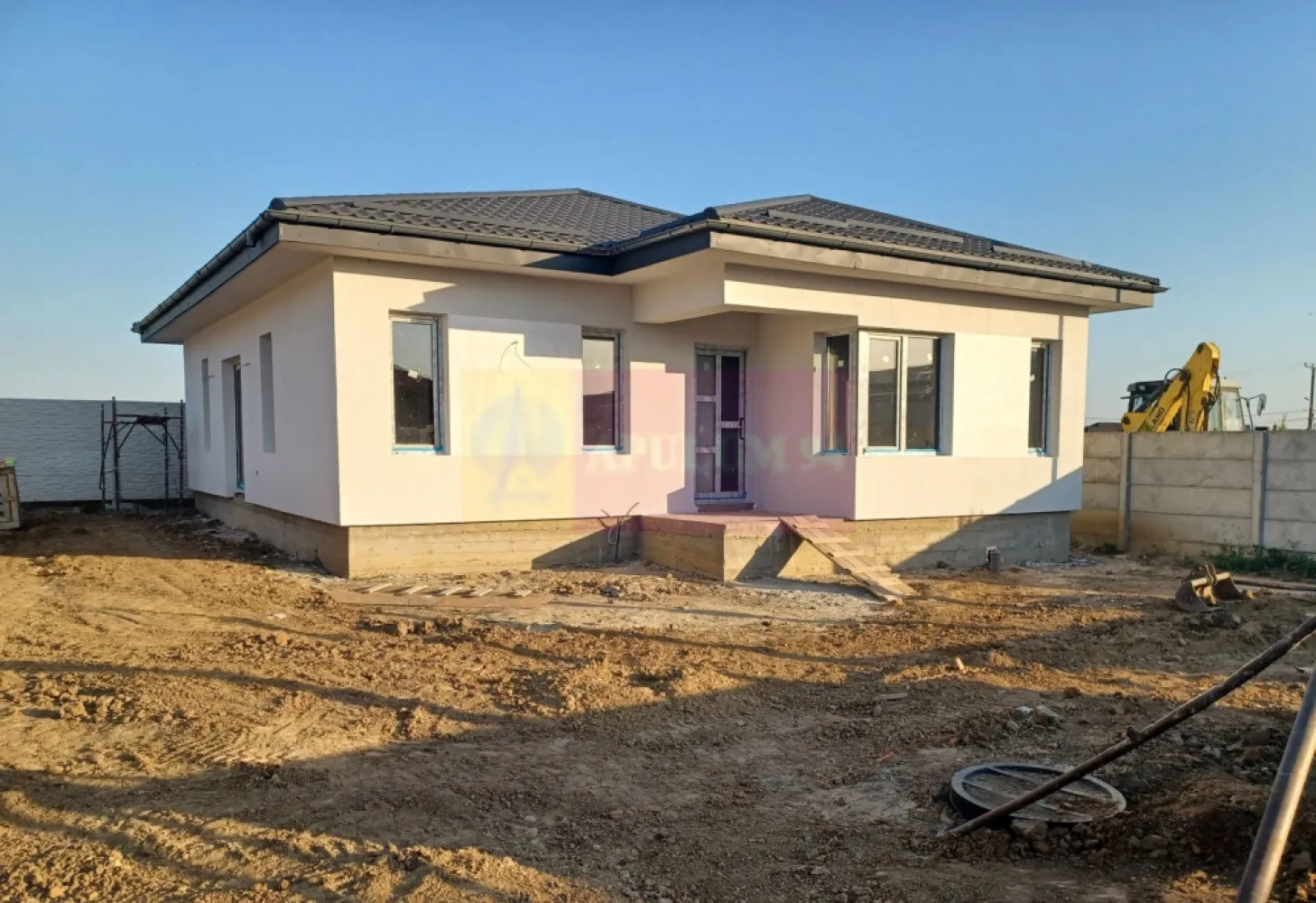 Dragomirești casă parter 4 camere 2 băi, terasă, apă, canalizare, gaze - Casa este situată în vestul Municipiului Bucuresti, la 4 km de Soseaua de Centură DNCB, în localitatea Dragomiresti Vale, într-o zonă rezidențială nouă. Imobilul are structura de rezistență din beton armat, cu fundații continue, placă radier, stâlpi, grinzi, cu placă din beton armat peste parter si zidărie portantă din caramidă de 25 cm, fără pereti de rigips. Casa este tip parter + pod înalt, are 145 mp construiti, din care 110 mp utili + terasă 14 mp si este formata din: living, bucătărie, 3 dormitoare, 2 bai, dresing, hol si terasă. Locuința este izolată termic cu polistiren de 100 mm cu EPS 80, cu vată minerală în pod și tencuială decorativă, silicontă la exterior. Peretii interiori sunt tencuiți, gletuiți, finisați si se vor zugrăvi în alb. Casa este acoperită cu tiglă metalică mată de 0,5 mm iar tâmplăria exterioară din PVC cu geamuri tripan. încălzire în pardoseală, centrală termică pe gaze în condensatie de 24 kw. Instalatie electrică din cupru. Parchetul, gresia, faianța, ușile interioare si obiectele sanitare se pot alege de cumpărător, în limita unui buget prestabilit. Curte 425 mp, împrejmuită, cu alee auto si pietonală și trotuare în jurul casei, din beton armat. Casa se predă finisată complet si racordată la utilităti: gaze, curent electric, apă și canalizare. Disponibilitate 30 Septembrie 2026. Pret 160.000 EUR, cu TVA 21% inclus. Nu se plătește comision.