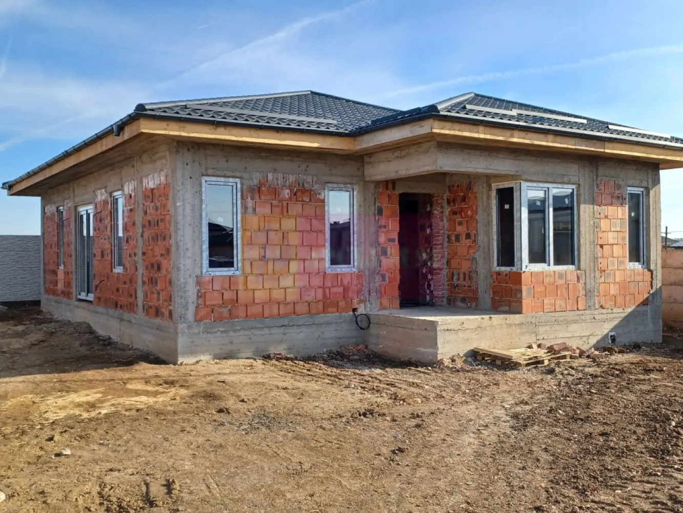 Dragomirești casă parter 4 camere 2 băi, terasă, apă, canalizare, gaze - Casa este situată în vestul Municipiului Bucuresti, la 4 km de Soseaua de Centură DNCB, în localitatea Dragomiresti Vale, într-o zonă rezidențială nouă. Imobilul are structura de rezistență din beton armat, cu fundații continue, placă radier, stâlpi, grinzi, cu placă din beton armat peste parter si zidărie portantă din caramidă de 25 cm, fără pereti de rigips. Casa este tip parter + pod înalt, are 145 mp construiti, din care 110 mp utili + terasă 14 mp si este formata din: living, bucătărie, 3 dormitoare, 2 bai, dresing, hol si terasă. Locuința este izolată termic cu polistiren de 100 mm cu EPS 80, cu vată minerală în pod și tencuială decorativă, silicontă la exterior. Peretii interiori sunt tencuiți, gletuiți, finisați si se vor zugrăvi în alb. Casa este acoperită cu tiglă metalică mată de 0,5 mm iar tâmplăria exterioară din PVC cu geamuri tripan. încălzire în pardoseală, centrală termică pe gaze în condensatie de 24 kw. Instalatie electrică din cupru. Parchetul, gresia, faianța, ușile interioare si obiectele sanitare se pot alege de cumpărător, în limita unui buget prestabilit. Curte 425 mp, împrejmuită, cu alee auto si pietonală și trotuare în jurul casei, din beton armat. Casa se predă finisată complet si racordată la utilităti: gaze, curent electric, apă și canalizare. Disponibilitate 30 Septembrie 2026. Pret 160.000 EUR, cu TVA 21% inclus. Nu se plătește comision.