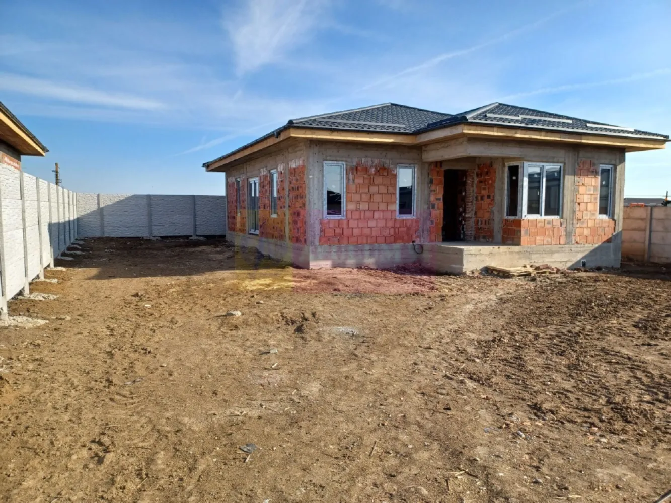 Dragomirești casă parter 4 camere 2 băi, terasă, apă, canalizare, gaze - Casa este situată în vestul Municipiului Bucuresti, la 4 km de Soseaua de Centură DNCB, în localitatea Dragomiresti Vale, într-o zonă rezidențială nouă. Imobilul are structura de rezistență din beton armat, cu fundații continue, placă radier, stâlpi, grinzi, cu placă din beton armat peste parter si zidărie portantă din caramidă de 25 cm, fără pereti de rigips. Casa este tip parter + pod înalt, are 145 mp construiti, din care 110 mp utili + terasă 14 mp si este formata din: living, bucătărie, 3 dormitoare, 2 bai, dresing, hol si terasă. Locuința este izolată termic cu polistiren de 100 mm cu EPS 80, cu vată minerală în pod și tencuială decorativă, silicontă la exterior. Peretii interiori sunt tencuiți, gletuiți, finisați si se vor zugrăvi în alb. Casa este acoperită cu tiglă metalică mată de 0,5 mm iar tâmplăria exterioară din PVC cu geamuri tripan. încălzire în pardoseală, centrală termică pe gaze în condensatie de 24 kw. Instalatie electrică din cupru. Parchetul, gresia, faianța, ușile interioare si obiectele sanitare se pot alege de cumpărător, în limita unui buget prestabilit. Curte 425 mp, împrejmuită, cu alee auto si pietonală și trotuare în jurul casei, din beton armat. Casa se predă finisată complet si racordată la utilităti: gaze, curent electric, apă și canalizare. Disponibilitate 30 Septembrie 2026. Pret 160.000 EUR, cu TVA 21% inclus. Nu se plătește comision.