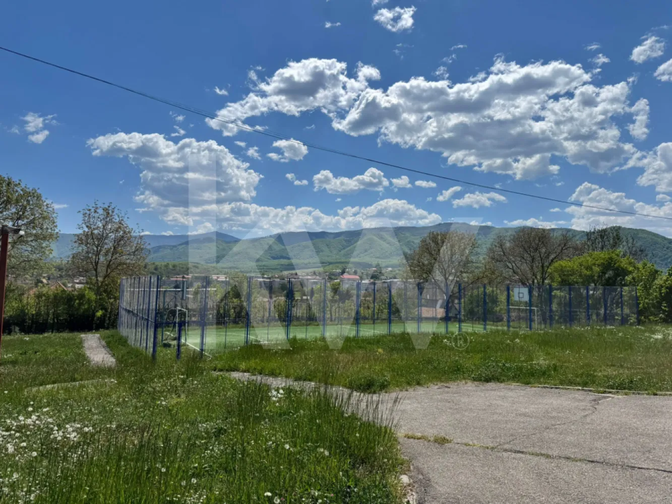 3 CASUTE IN MIJLOCUL NATURII - O oportunitate rară într-un cadru natural deosebit, spații disponibile pentru închiriere și colaborare în Cisnădie.
În mijlocul naturii, într-o zonă liniștită și retrasă din Cisnădie, vă prezentăm un ansamblu cu multiple posibilități de utilizare: căsuțe individuale și o fostă grădiniță, ideale pentru dezvoltarea unui proiect cu potențial pe termen lung.
Proprietatea oferă un ambient calm și aerisit, perfect pentru activități care pun accent pe confort, comunitate și apropierea de natură. Spațiile sunt potrivite atât pentru închiriere, cât și pentru parteneriate sau colaborări în diverse domenii de activitate compatibile cu specificul locației.                                                            Posibile destinații:
- Azil / centru pentru vârstnici
- After school sau activități educaționale
- Centru de terapii și recuperare
- Retreat, dezvoltare personală sau activități recreative
- Spații pentru cursuri, ateliere sau activități creative
- Alte domenii de activitate care nu interferează cu activitatea proprietaruluui.
Avantaje:
- Locație liniștită, înconjurată de natură;
- Curte generoasă și atmosferă relaxantă;
- Multiple spații ce pot fi adaptate în funcție de necesități;
- Posibilitate de colaborare și dezvoltare comună a unui concept de business;
- Acces facil către Sibiu și împrejurimi.
Această proprietate este alegerea ideală pentru cei care caută mai mult decât un simplu spațiu un loc cu potențial, într-un mediu care inspiră echilibru, liniște și dezvoltare.
Pentru detalii suplimentare și vizionare, vă stăm cu drag la dispoziție.