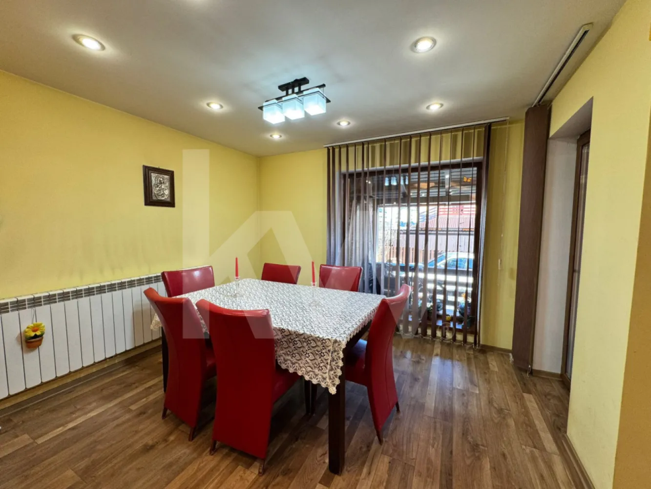 Duplex perfect pentru familie – spațiu, confort și tot ce ai nevoie pentru tine - Îți prezentăm spre vânzare un duplex spațios, complet mobilat și utilat, perfect pentru o familie care își dorește confort, funcționalitate și spațiu pentru toți membrii casei.
La parter, locuința te întâmpină cu o bucătărie open space, cu zonă de luat masa și living, un spațiu luminos și primitor unde familia se poate reuni în fiecare zi. Tot la acest nivel se află un birou, ideal pentru work-from-home sau pentru studiu, precum și o baie. Accesul către etaj se face pe o scară interioară din lemn, elegantă și solidă.
La etaj, casa oferă 3 dormitoare confortabile, 2 băi și un dressing generos, perfect pentru depozitarea tuturor lucrurilor familiei. Toate camerele au ieșire către balcon, oferind lumină naturală și un plus de spațiu pentru relaxare.
În exterior, proprietatea dispune de curte proprie cu loc pentru 2 mașini și o terasă mare acoperită, ideală pentru mesele în aer liber sau pentru momentele petrecute cu familia și prietenii.
O locuință gândită pentru viața de familie, unde ai spațiu, confort și funcționalitate într-un singur loc.