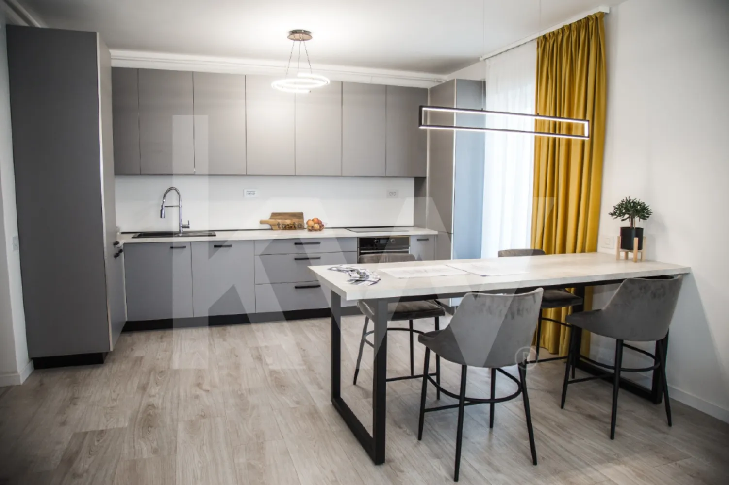 Apartament 4 camere - Acesta nu este doar un ansamblu rezidențial, ci alegerea firească pentru un stil de viață modern, în care confortul, siguranța și calitatea sunt pe primul loc. Fiecare detaliu a fost gândit pentru a-ți oferi mai mult decât o locuință – un spațiu în care să te simți cu adevărat acasă.

Proiectul cuprinde 196 de apartamente noi în Sibiu, cu 2, 3 și 4 camere, dispuse în 6 imobile cu regim redus de înălțime. Atmosfera este completată de spații verzi generoase, grădini interioare și alei de promenadă, ideale pentru relaxare. Familiile se vor bucura de un loc de joacă sigur pentru copii, un element esențial pentru momentele petrecute împreună.

Siguranța și accesul controlat sunt asigurate prin bariere automate și videointerfon, într-un cartier privat care oferă liniște și intimitate. În plus, ansamblul dispune de 315 locuri de parcare, atât subterane, cât și supraterane, stații de încărcare pentru mașini electrice și boxe de depozitare – soluții practice pentru un stil de viață organizat.

La interior, confortul este ridicat la un alt nivel prin încălzire în pardoseală, lifturi moderne și centrală termică pe gaz la nivel de bloc, pentru eficiență energetică și costuri optimizate. Totodată, prezența adăposturilor ALA adaugă un plus de protecție în situații neprevăzute.

Construcția este realizată pe structură din beton armat monolit, cu pereți din cărămidă și fațade izolate cu polistiren expandat, oferind durabilitate și un climat interior plăcut în orice sezon.

Apartamentele pot fi achiziționate prin plată integrală, credit bancar, rate la dezvoltator de până la 7 ani, în tranșe sau chiar cu criptomonede (Elrond, Bitcoin, USDT) – flexibilitate care îți permite să alegi varianta potrivită pentru tine.