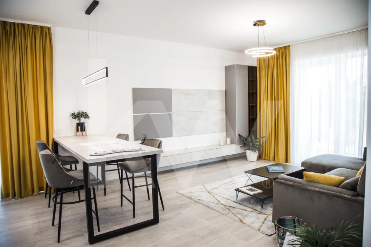 Apartament 4 camere - Acesta nu este doar un ansamblu rezidențial, ci alegerea firească pentru un stil de viață modern, în care confortul, siguranța și calitatea sunt pe primul loc. Fiecare detaliu a fost gândit pentru a-ți oferi mai mult decât o locuință – un spațiu în care să te simți cu adevărat acasă.

Proiectul cuprinde 196 de apartamente noi în Sibiu, cu 2, 3 și 4 camere, dispuse în 6 imobile cu regim redus de înălțime. Atmosfera este completată de spații verzi generoase, grădini interioare și alei de promenadă, ideale pentru relaxare. Familiile se vor bucura de un loc de joacă sigur pentru copii, un element esențial pentru momentele petrecute împreună.

Siguranța și accesul controlat sunt asigurate prin bariere automate și videointerfon, într-un cartier privat care oferă liniște și intimitate. În plus, ansamblul dispune de 315 locuri de parcare, atât subterane, cât și supraterane, stații de încărcare pentru mașini electrice și boxe de depozitare – soluții practice pentru un stil de viață organizat.

La interior, confortul este ridicat la un alt nivel prin încălzire în pardoseală, lifturi moderne și centrală termică pe gaz la nivel de bloc, pentru eficiență energetică și costuri optimizate. Totodată, prezența adăposturilor ALA adaugă un plus de protecție în situații neprevăzute.

Construcția este realizată pe structură din beton armat monolit, cu pereți din cărămidă și fațade izolate cu polistiren expandat, oferind durabilitate și un climat interior plăcut în orice sezon.

Apartamentele pot fi achiziționate prin plată integrală, credit bancar, rate la dezvoltator de până la 7 ani, în tranșe sau chiar cu criptomonede (Elrond, Bitcoin, USDT) – flexibilitate care îți permite să alegi varianta potrivită pentru tine.