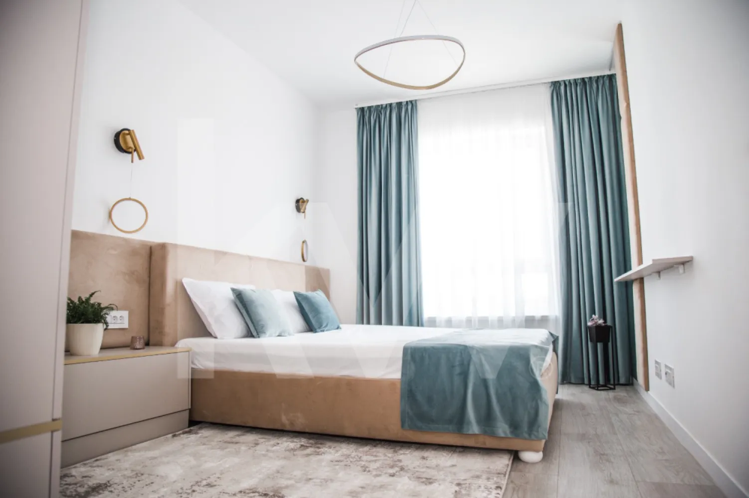 Apartament 4 camere - Acesta nu este doar un ansamblu rezidențial, ci alegerea firească pentru un stil de viață modern, în care confortul, siguranța și calitatea sunt pe primul loc. Fiecare detaliu a fost gândit pentru a-ți oferi mai mult decât o locuință – un spațiu în care să te simți cu adevărat acasă.

Proiectul cuprinde 196 de apartamente noi în Sibiu, cu 2, 3 și 4 camere, dispuse în 6 imobile cu regim redus de înălțime. Atmosfera este completată de spații verzi generoase, grădini interioare și alei de promenadă, ideale pentru relaxare. Familiile se vor bucura de un loc de joacă sigur pentru copii, un element esențial pentru momentele petrecute împreună.

Siguranța și accesul controlat sunt asigurate prin bariere automate și videointerfon, într-un cartier privat care oferă liniște și intimitate. În plus, ansamblul dispune de 315 locuri de parcare, atât subterane, cât și supraterane, stații de încărcare pentru mașini electrice și boxe de depozitare – soluții practice pentru un stil de viață organizat.

La interior, confortul este ridicat la un alt nivel prin încălzire în pardoseală, lifturi moderne și centrală termică pe gaz la nivel de bloc, pentru eficiență energetică și costuri optimizate. Totodată, prezența adăposturilor ALA adaugă un plus de protecție în situații neprevăzute.

Construcția este realizată pe structură din beton armat monolit, cu pereți din cărămidă și fațade izolate cu polistiren expandat, oferind durabilitate și un climat interior plăcut în orice sezon.

Apartamentele pot fi achiziționate prin plată integrală, credit bancar, rate la dezvoltator de până la 7 ani, în tranșe sau chiar cu criptomonede (Elrond, Bitcoin, USDT) – flexibilitate care îți permite să alegi varianta potrivită pentru tine.