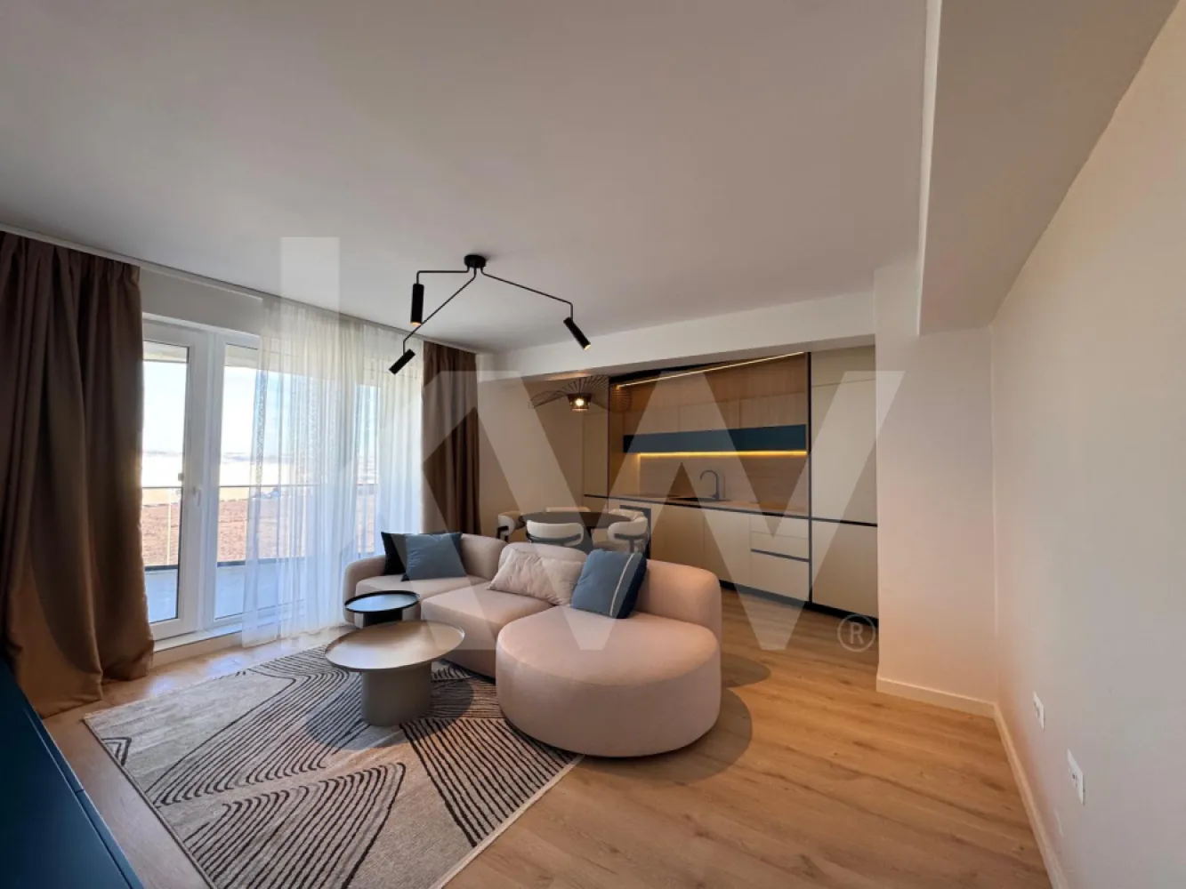 Apartament premium cu 3 camere – design personalizat și terasă spațioasă - Disponibil din 01.05.2026.
Un apartament deosebit, unde fiecare detaliu a fost atent gândit și realizat cu ajutorul unui designer de interior, pentru a oferi confort, eleganță și funcționalitate la cel mai înalt nivel.
Compartimentare ideală:
Living generos open-space cu bucătărie complet mobilată și utilată
2 dormitoare luminoase și primitoare
2 băi moderne, finisate cu materiale premium
Terasă spațioasă, perfectă pentru relaxare sau momente petrecute cu familia și prietenii
Puncte forte ale proprietății:
Mobilier realizat la comandă, optimizat inteligent pentru spațiu și depozitare
Design unitar, modern, cu accente elegante
Luminozitate naturală excelentă datorită suprafețelor vitrate ample
Atmosferă caldă și primitoare, ideală pentru un stil de viață confortabil
Acest apartament este alegerea perfectă pentru cei care apreciază calitatea, bunul gust și atenția la detalii.