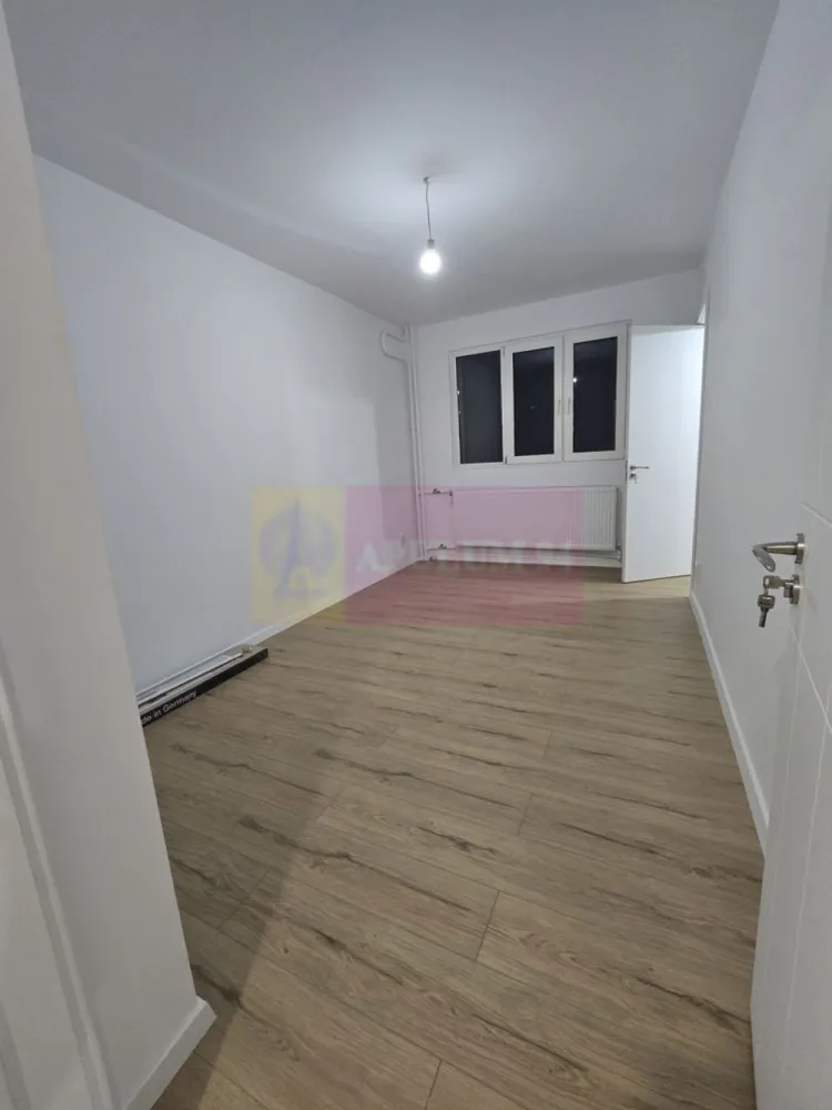 3 camere complet renovat | Instalații noi | Piața Progresu | - Agentia Imobiliara Apulum 94, va ofera spre vanzare
Apartament 3 camere complet renovat | Gata de mutare | 
Preț: 94.900 € negociabil

Apartamentul are 3 camere, 50 mp utili și este situat la etajul 4 din 10, într-un bloc reabilitat termic, construit în 1973, fără încadrare în clasă de risc seismic.

Locuința a fost renovată complet, inclusiv cu înlocuirea integrală a instalațiilor electrice și sanitare. Toate finisajele și dotările sunt noi, realizate cu materiale de calitate și atenție la detalii.

Dotări și finisaje:
- Instalație electrică nouă
- Instalație sanitară nouă
- Duș walk-in modern
- Tâmplărie termopan
-Parchet premium 10 mm
- Uși interioare premium
- Gresie și faianță de calitate superioară
-Ușă metalică nouă, clasa 4 antiefracție
- Prize și întrerupătoare Panasonic
- Finisaje moderne, în stil contemporan

Avantajele zonei:
• Piața Progresu la 3 minute de mers pe jos
• Stații STB (tramvai și autobuz) la 3 minute
• La doar 2 stații de tramvai de metrou Eroii Revoluției
• Școli, grădinițe și after-school-uri în apropiere
• Locuri de joacă pentru copii la 1 minut de bloc
• Magazine, restaurante și servicii utile pentru viața de zi cu zi
• Bloc reabilitat termic și lift schimbat

Apartamentul este semidecomandat și reprezintă o opțiune excelentă atât pentru locuit, cât și pentru investiție.