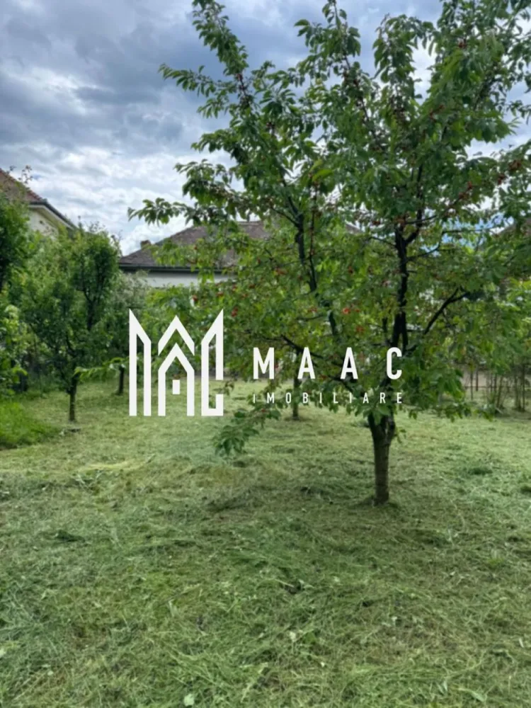 Teren 900 mp I intravilan I Zona Calea Dumbrăvii - MAAC Imobiliare va ofera spre vânzare un teren intravilan situat într-o zonă foarte bună a municipiului Sibiu, pe strada care face legătura între Calea Dumbrăvii și Strada Octavian Goga, cu acces facil către principalele puncte de interes ale orașului.

Terenul are o suprafață de aproximativ 902 mp (19 m deschidere la stradă și 47,5 m adâncime), este perfect plat, având o formă regulată, ideală pentru construcția unei locuințe individuale, duplex sau pentru dezvoltare imobiliară.

Avantaje:

* Teren intravilan.
* Toate utilitățile disponibile la proprietate: apă, canalizare, gaz, energie electrică.
* Există o construcție pe teren.
* Nu necesită întocmirea unui PUZ pentru edificare.
* Front stradal generos de 19 m.
* Zonă liniștită și bine conectată la infrastructura orașului.
* Acces rapid către centrul orașului, școli, magazine și zone comerciale.

Proprietatea reprezintă o oportunitate excelentă atât pentru construirea unei locuințe, cât și pentru investiție, datorită amplasării într-una dintre cele mai căutate zone ale Sibiului.

Suprafață: 902 mp
Front stradal: 19 m
Adâncime: 47,5 m

Pentru mai multe detalii precizatii ca ati vazut anuntul cu ID CP3136490