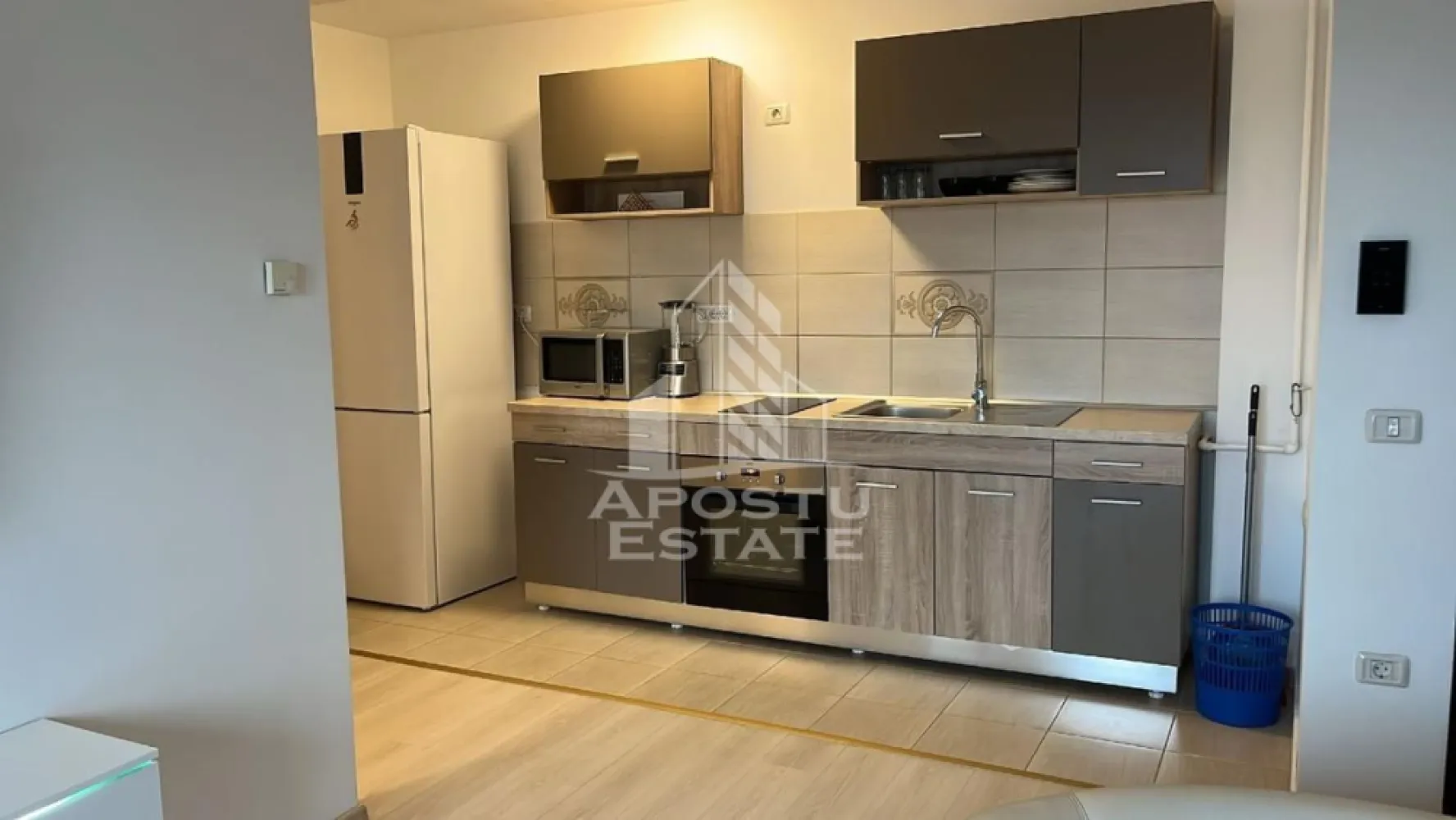 Apartament 2 camere, de inchiriat, Dumbravita, Timisoara - Agentia imobiliara APOSTU ESTATE va propune spre inchiriere un apartament cu 2 camere, spatios si luminos, situat in zona Dumbravita , o zona linistita si bine pozitionata din Timisoara, potrivit pentru cupluri,familii, sau studenti care isi doresc o locuinta unde sa se simta confortabil si cu acces facil catre scoli, statii de autobuz, supermarketuri , magazine de zona, parcuri.

Suprafata utila: 52 mp
Compartimentare eficienta:
-Hol de acces generos
-Bucatarie complet mobilata si utilata, cu loc de luat masa
-Living luminos si spatios
-Dormitor mobilat si utilat
-Baie prevazuta cu cada

Confort si facilitati:
-Incalzirea apartamentului: centrala proprie
-Incalzirea prin pardoseala
-Apartamentul este complet mobilat si utilat
-Nu se accepta animale de companie de catre proprietar

Localizare:
-Timis,Timisoara, zona Dumbravita – acces facil spre magazine, supermarketul Kaufland , scoli, parcuri si mijloace de transport in comun.

Ideal pentru:
-Familii
-Cupluri
-Studenti
-Straini

Disponibilitate: imediata
Pret chirie lunara: 400 euro 
Programeaza o vizionare pentru a-ti putea imagina viitorul aici!
ID intern: CP3136424