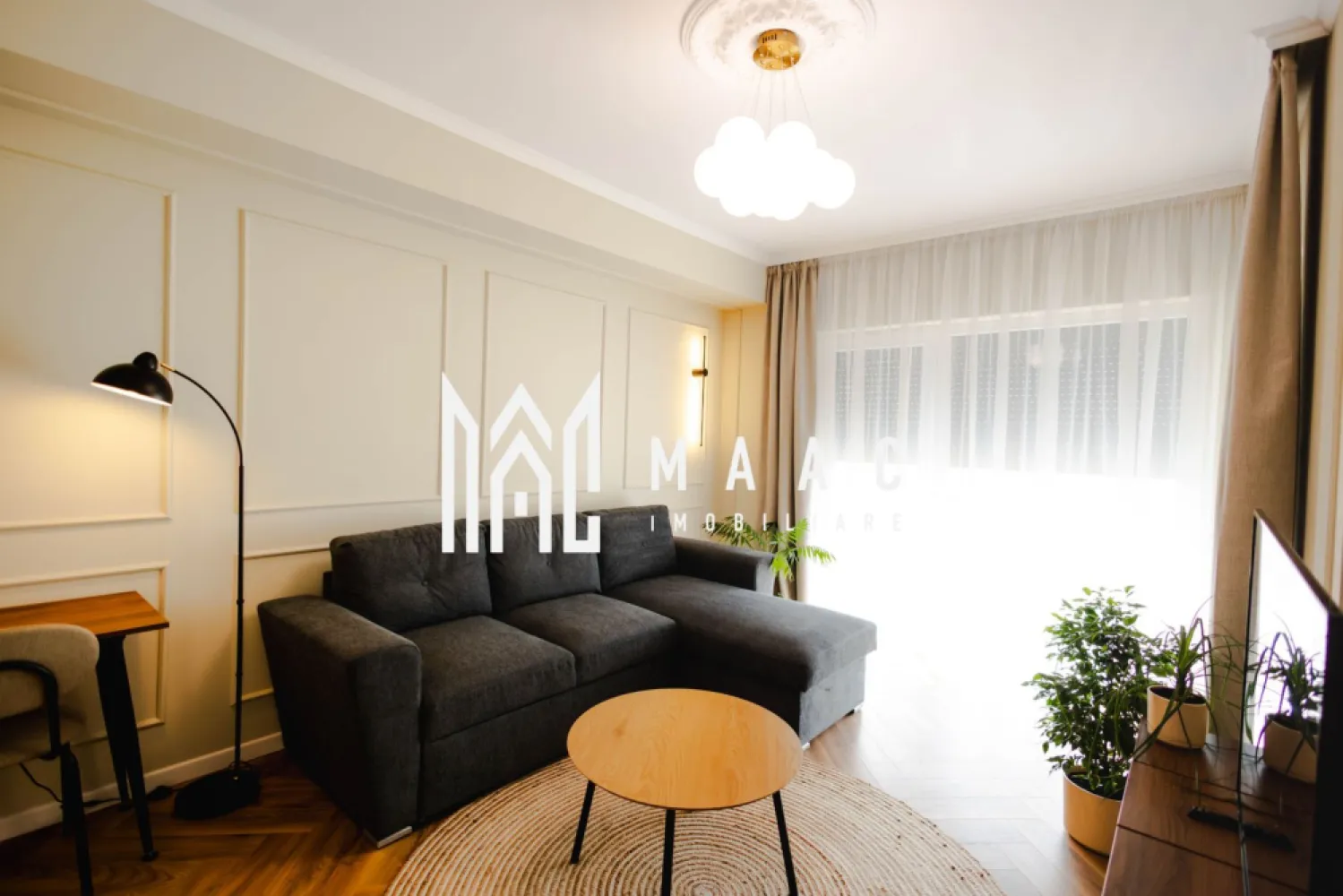 Apartament Mobilat și Utilat I 2 camere I Doamna Stanca I Sibiu - MAAC Imobiliare vă propune spre închiriere un apartament modern cu 2 camere, situat în ansamblul rezidențial Green Village, pe strada Doamna Stanca, una dintre cele mai căutate zone rezidențiale din Sibiu.

Amplasat într-un complex privat cu acces securizat prin barieră, apartamentul oferă confort, intimitate și acces rapid către principalele puncte de interes ale orașului.

Caracteristici principale
Suprafață utilă: 52 mp
Compartimentare practică și eficientă
Dormitor matrimonial spațios
Living luminos și primitor
Bucătărie separată, complet utilată
Baie modernă cu duș tip rain shower
Balcon
Disponibil începând cu luna iulie
Dotări și beneficii

Apartamentul este complet mobilat și utilat, fiind pregătit pentru mutare imediată:
✔ Mașină de spălat rufe
✔ Uscător de rufe
✔ Mașină de spălat vase
✔ Cuptor electric
✔ Plită și hotă
✔ Frigider
✔ Jaluzele electrice exterioare
✔ Plase de țânțari
✔ Mobilier modern și finisaje contemporane
✔ Spații de depozitare bine organizate

Locuința se remarcă prin designul modern, luminozitatea naturală și nivelul ridicat de confort oferit viitorilor chiriași.

Ansamblul Green Village este apreciat pentru siguranța și atmosfera liniștită, fiind alegerea ideală pentru persoanele care își doresc confort urban într-un mediu rezidențial modern.

Zona Doamna Stanca beneficiază de acces rapid către Shopping City Sibiu, supermarketuri, farmacii, restaurante, instituții de învățământ, mijloace de transport în comun și principalele artere de circulație ale orașului. Amplasarea excelentă facilitează deplasarea către centrul orașului, zona industrială vest și autostradă.

Apartamentul este disponibil începând cu luna iulie și se închiriază pe termen lung.
Nu se acceptă animale de companie.

Dacă sunteți în căutarea unui apartament de închiriat în Sibiu, în zona Doamna Stanca, complet mobilat și utilat, într-un ansamblu rezidențial modern și securizat, această proprietate reprezintă o alegere excelentă.